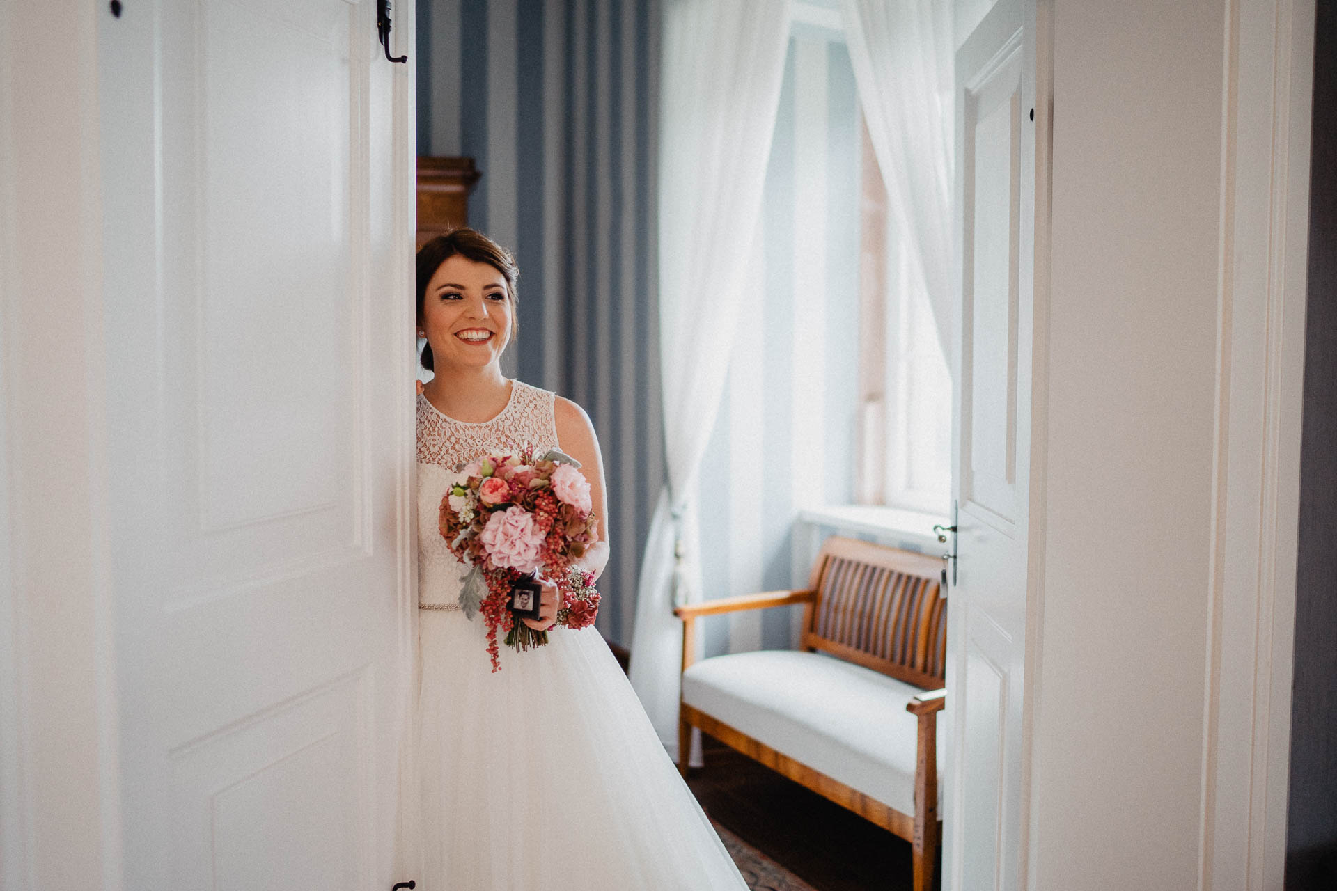 Romantische Schloss-Hochzeit im Schwarzwald auf Schloss Eberstein fotografiert von Lisa & Andi Photography. Braut und Bräutigam beim Getting Ready in der Hochzeitssuite.