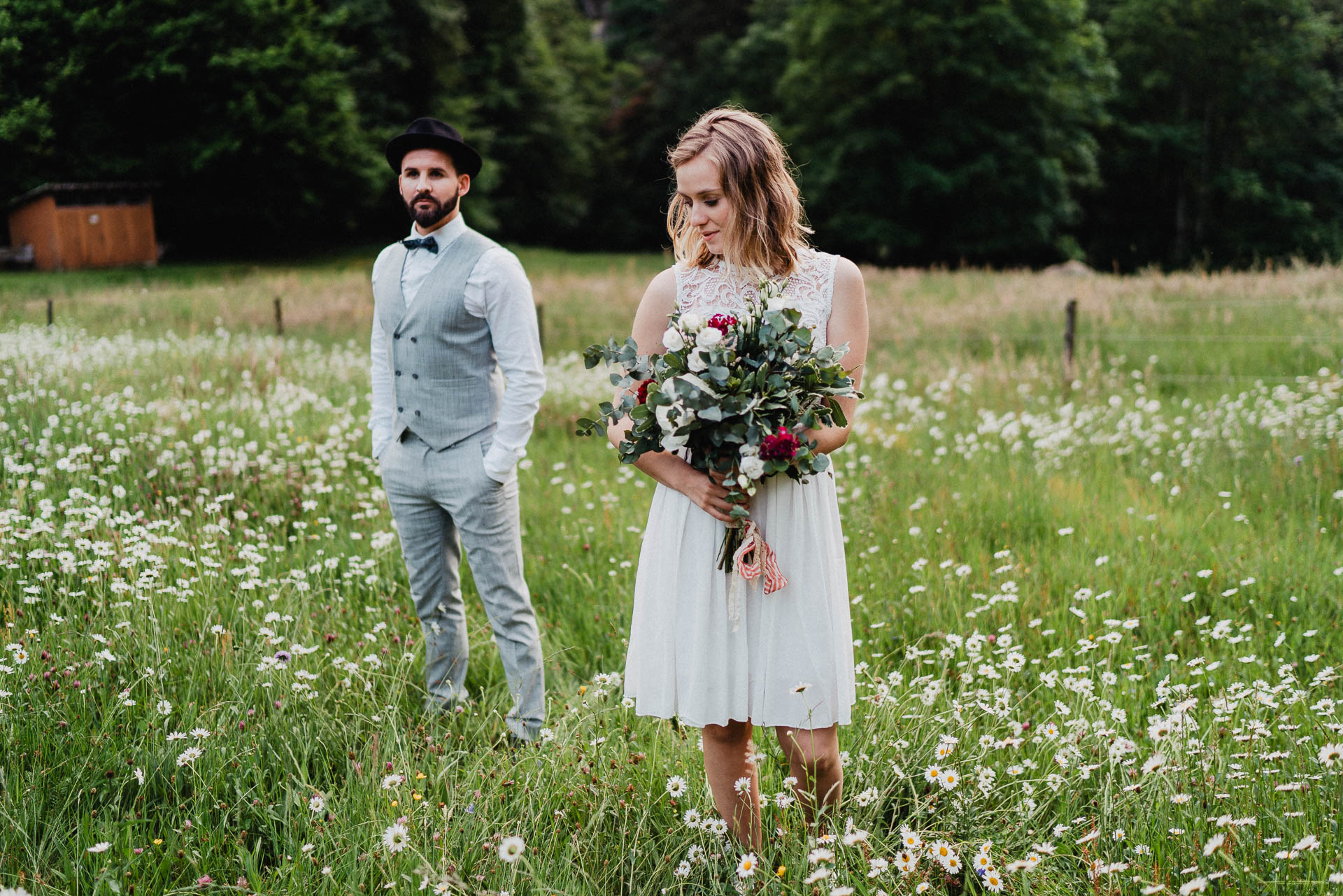 Romantisches Verlobungsshooting für die baldige Hochzeit im schönen Schwarzwald fotografiert von Lisa & Andi Photography.