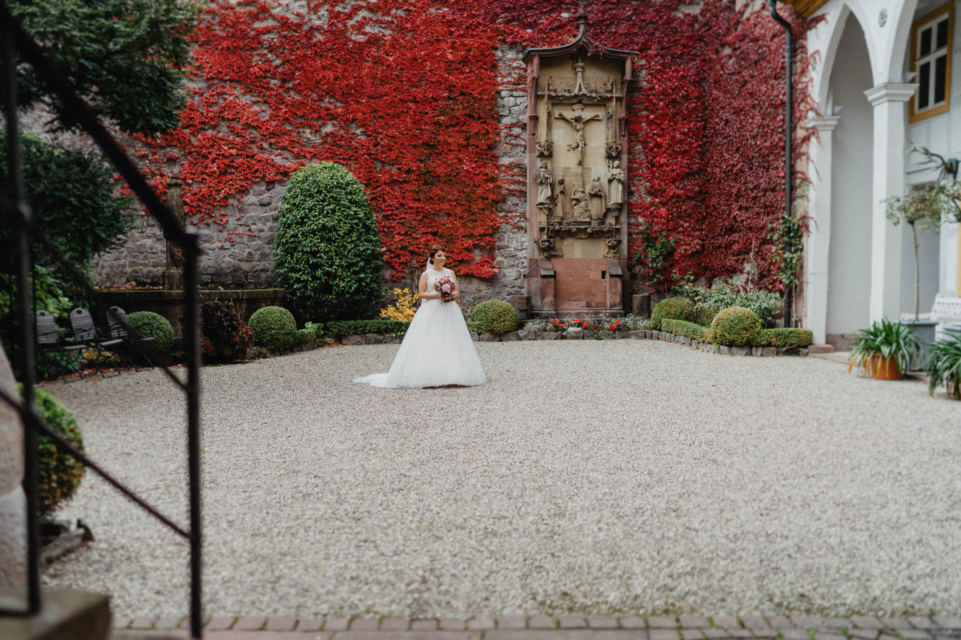 Romantische Schloss-Hochzeit im Schwarzwald auf Schloss Eberstein fotografiert von Lisa & Andi Photography. Braut und Bräutigam beim Getting Ready in der Hochzeitssuite.