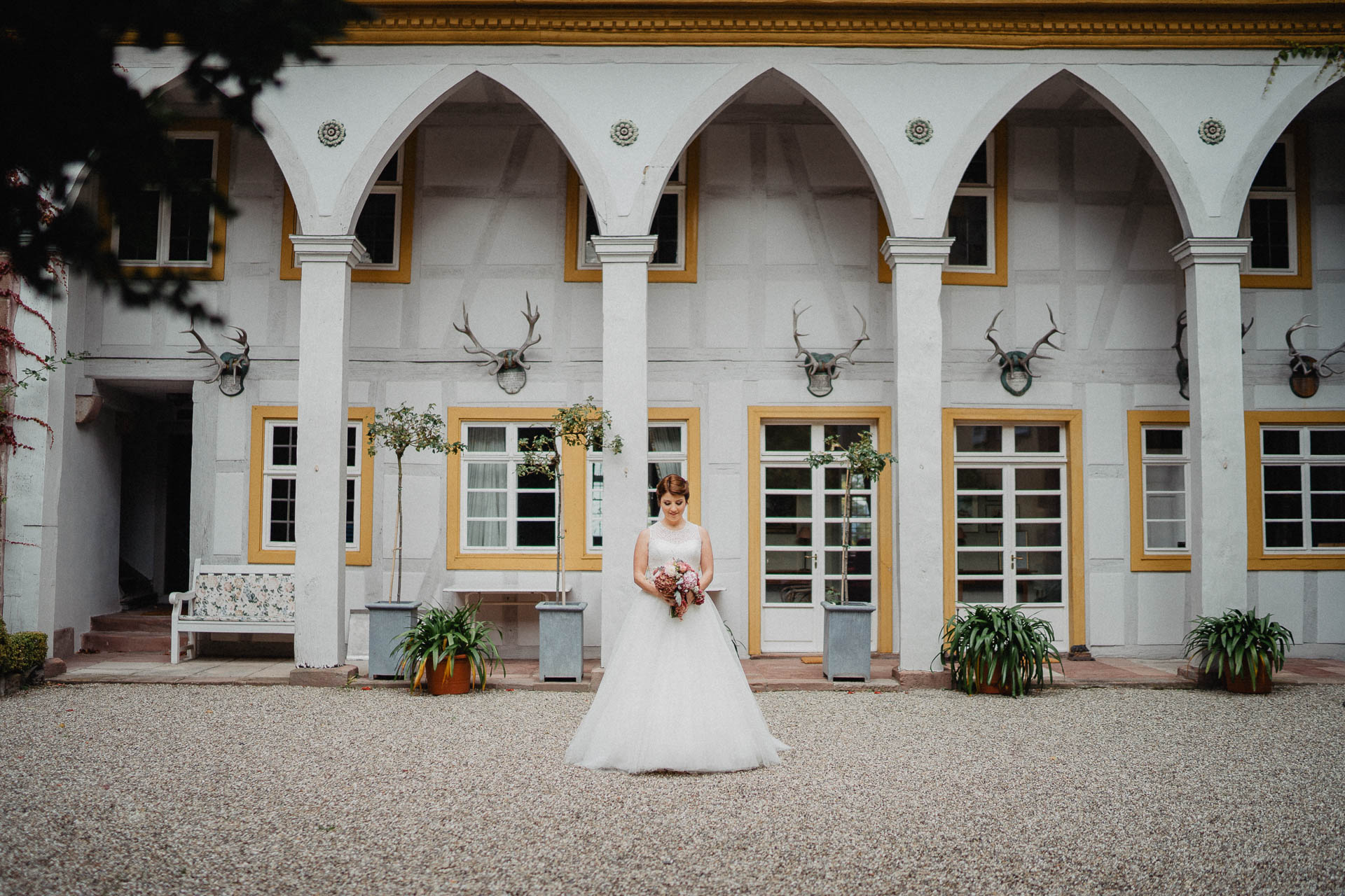 Romantische Schloss-Hochzeit im Schwarzwald auf Schloss Eberstein fotografiert von Lisa & Andi Photography. Braut und Bräutigam beim Getting Ready in der Hochzeitssuite.