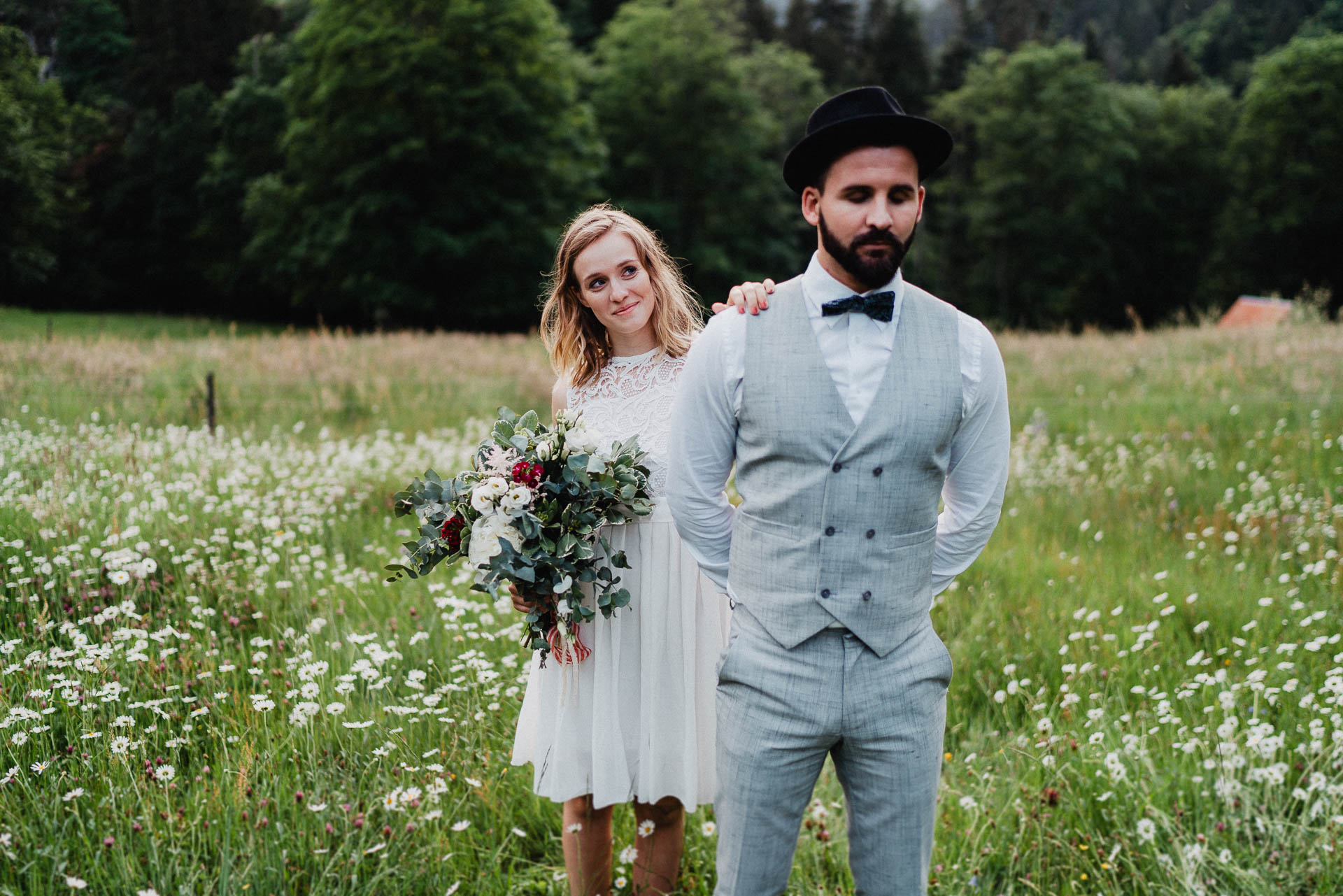 Romantisches Verlobungsshooting für die baldige Hochzeit im schönen Schwarzwald fotografiert von Lisa & Andi Photography.