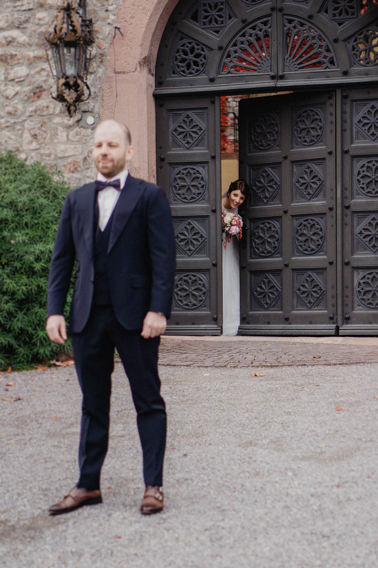 Romantische Schloss-Hochzeit im Schwarzwald auf Schloss Eberstein fotografiert von Lisa & Andi Photography. Braut und Bräutigam beim Paarshooting.