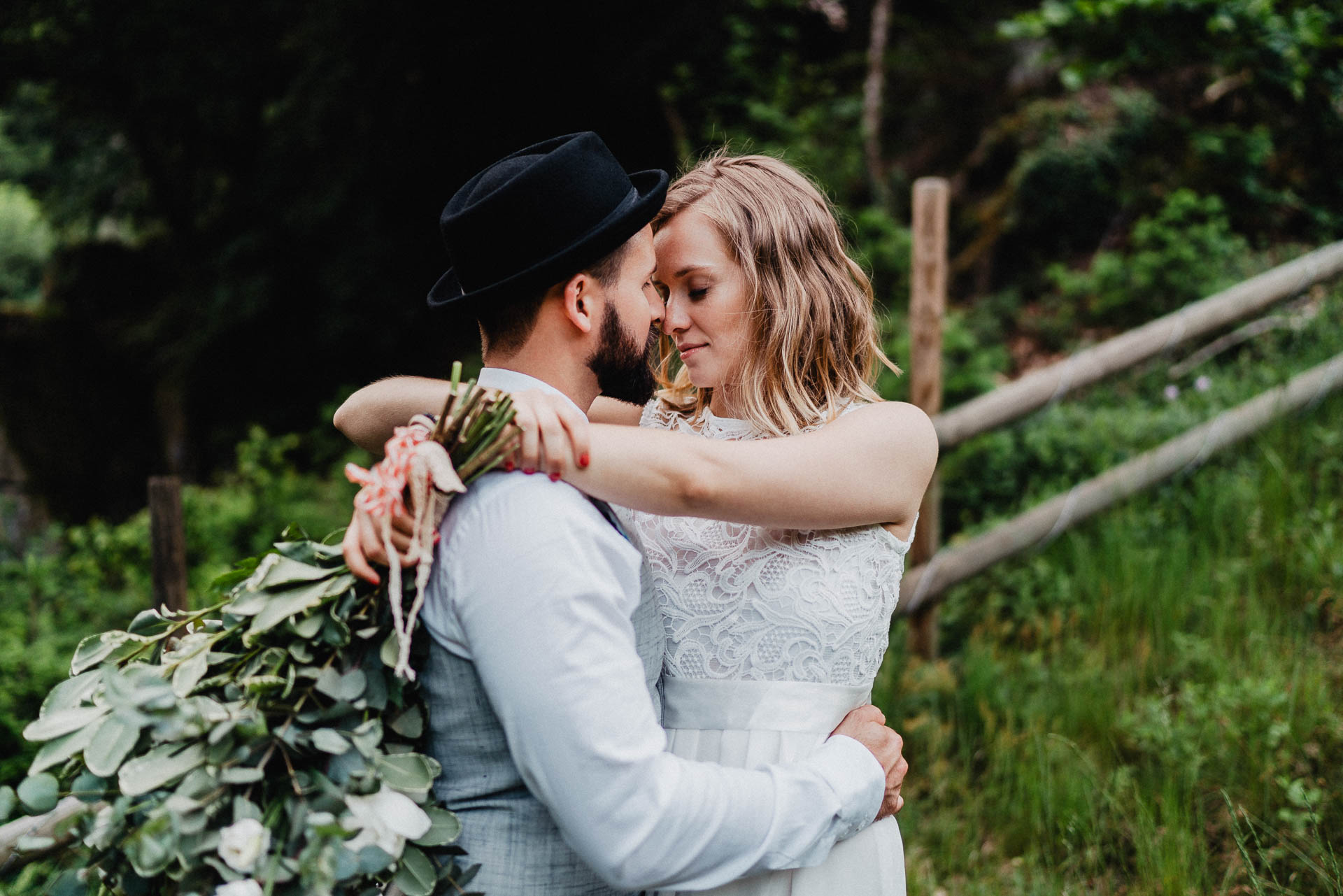 Romantisches Verlobungsshooting für die baldige Hochzeit im schönen Schwarzwald fotografiert von Lisa & Andi Photography.