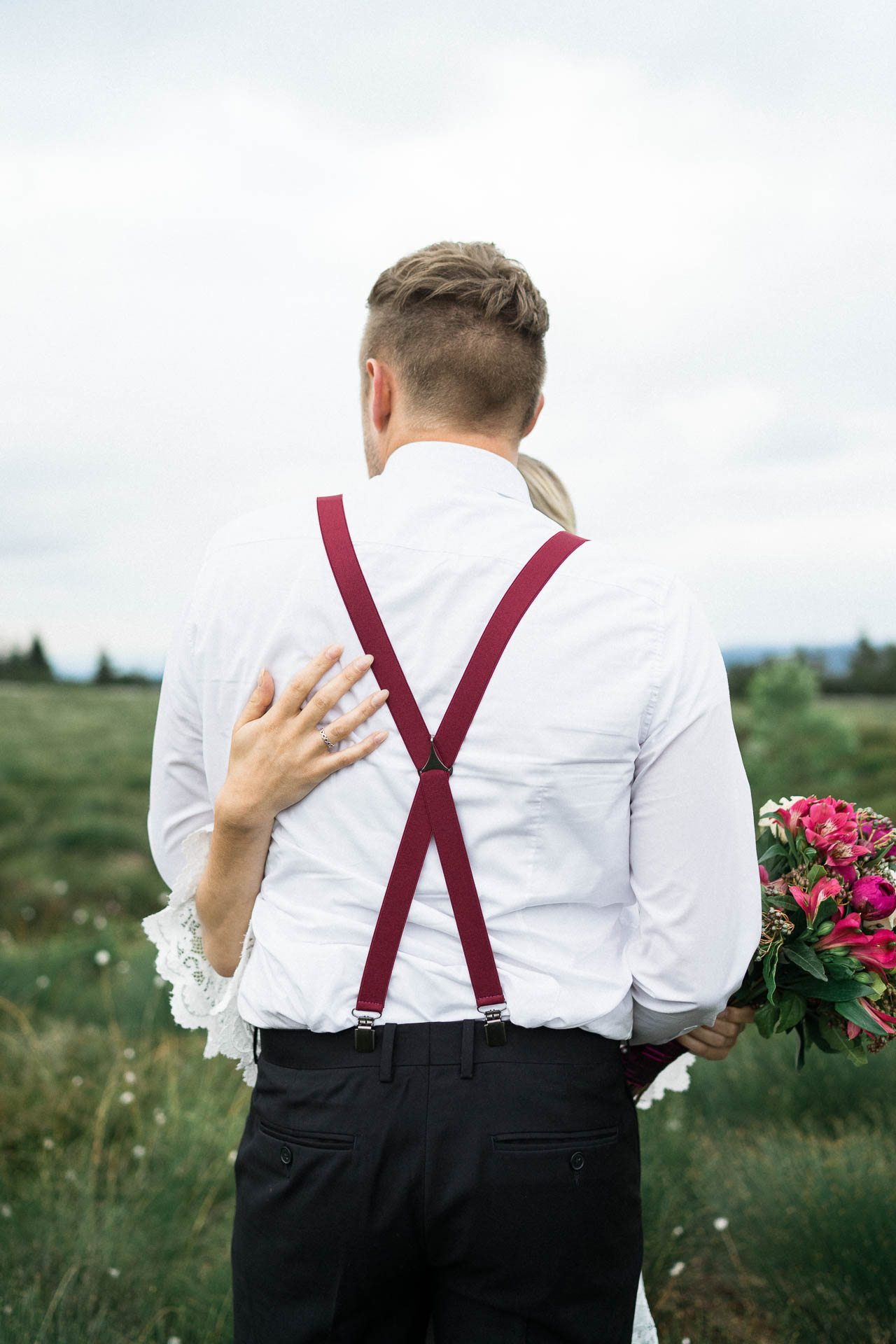 Braut und Bräutigam vor der Hochzeit im schönen Schwarzwald am Mummelsee fotografiert von Lisa & Andi Photography.
