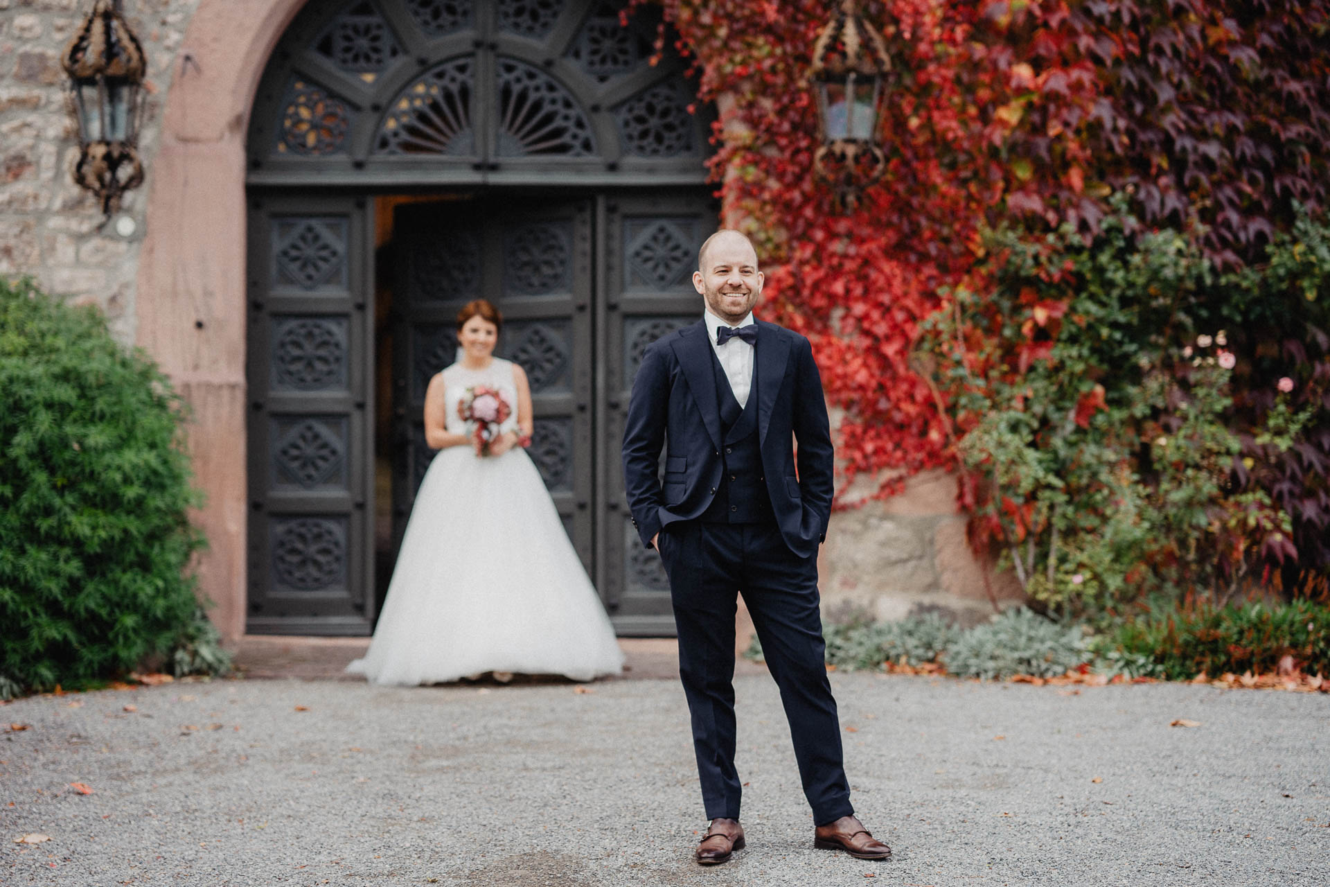 Romantische Schloss-Hochzeit im Schwarzwald auf Schloss Eberstein fotografiert von Lisa & Andi Photography. Braut und Bräutigam beim Paarshooting.