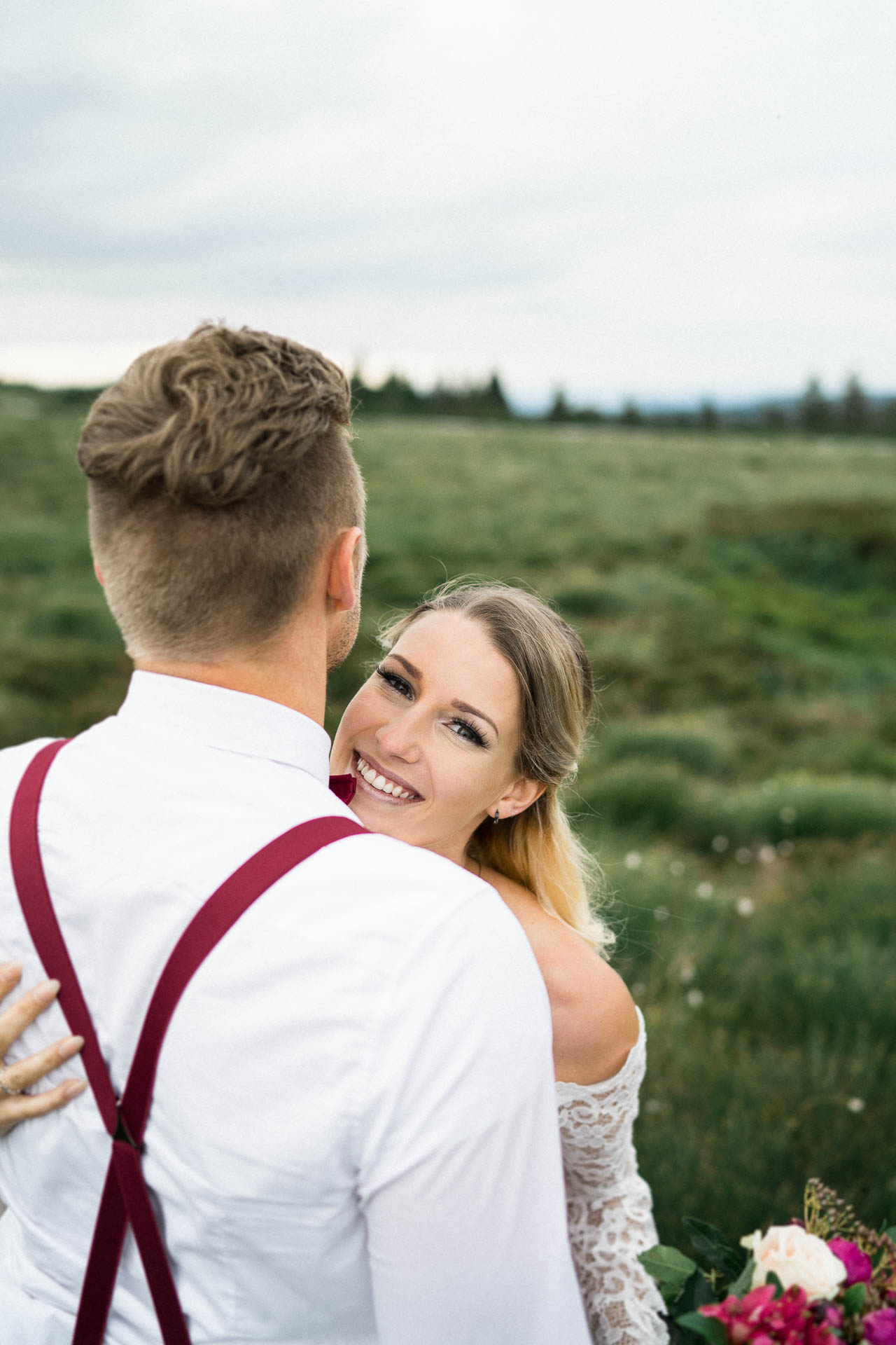 Braut und Bräutigam vor der Hochzeit im schönen Schwarzwald am Mummelsee fotografiert von Lisa & Andi Photography.