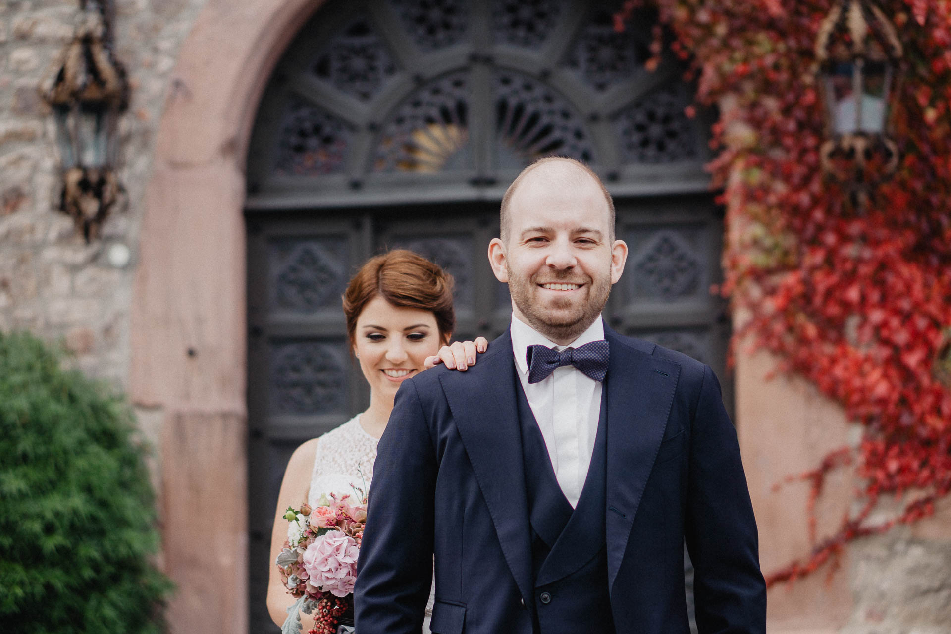 Romantische Schloss-Hochzeit im Schwarzwald auf Schloss Eberstein fotografiert von Lisa & Andi Photography. Braut und Bräutigam beim Paarshooting.