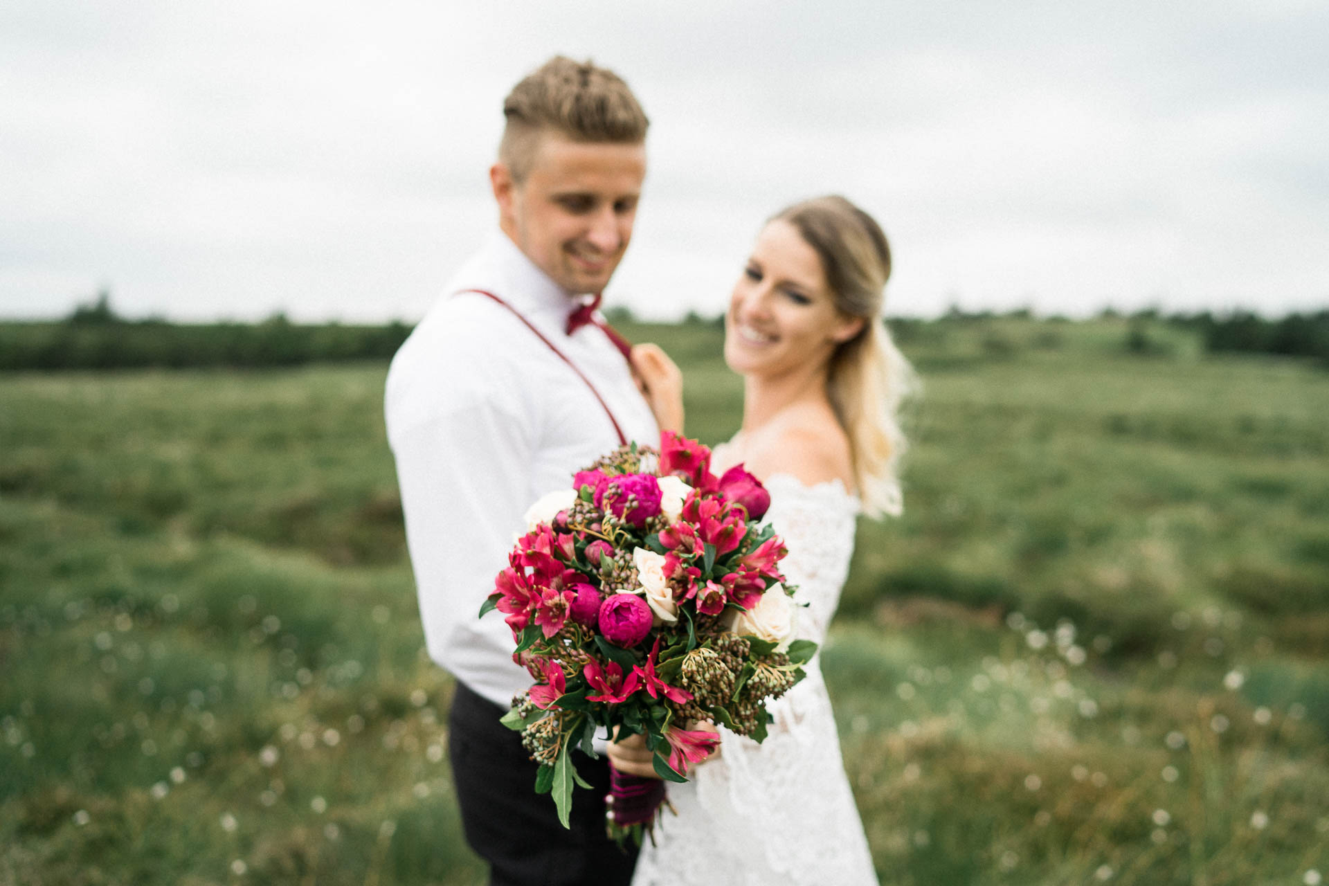 Braut und Bräutigam vor der Hochzeit im schönen Schwarzwald am Mummelsee fotografiert von Lisa & Andi Photography.