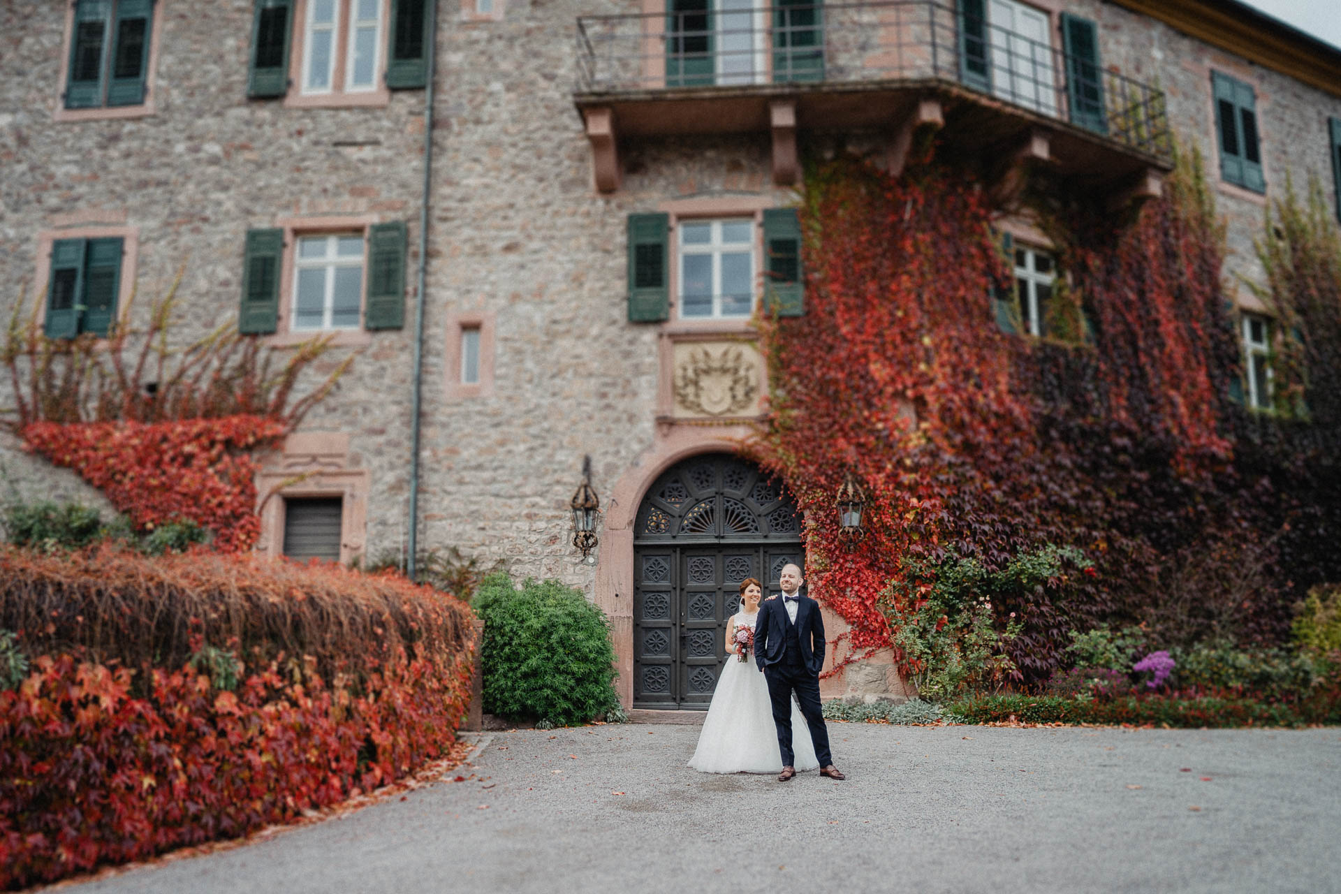 Romantische Schloss-Hochzeit im Schwarzwald auf Schloss Eberstein fotografiert von Lisa & Andi Photography. Braut und Bräutigam beim Paarshooting.