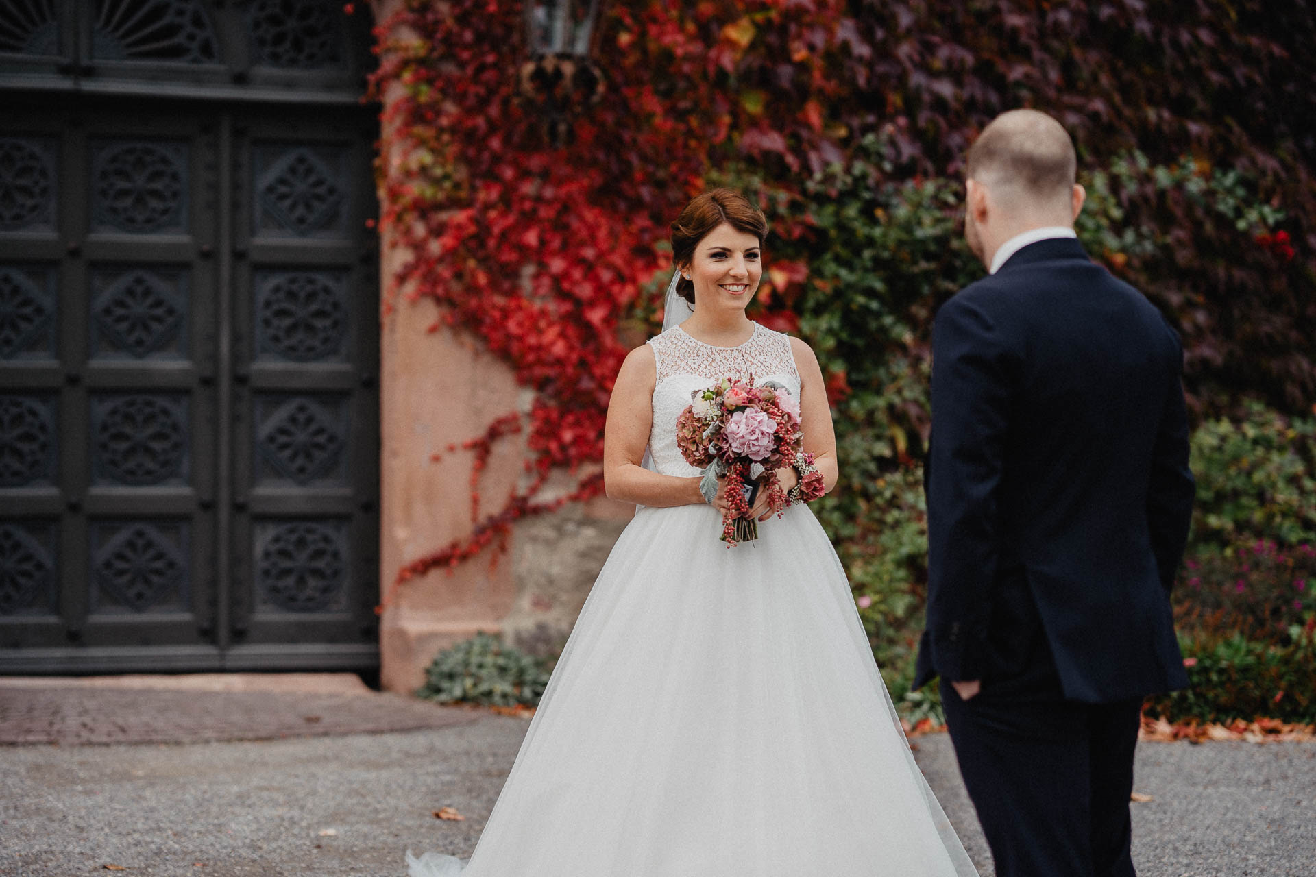 Romantische Schloss-Hochzeit im Schwarzwald auf Schloss Eberstein fotografiert von Lisa & Andi Photography. Braut und Bräutigam beim Paarshooting.