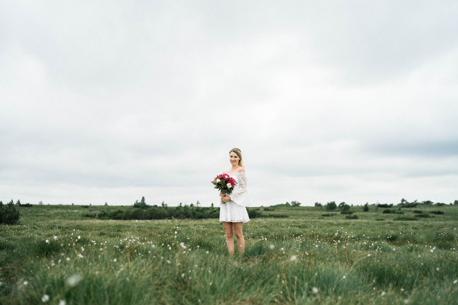 Braut und Bräutigam vor der Hochzeit im schönen Schwarzwald am Mummelsee fotografiert von Lisa & Andi Photography.