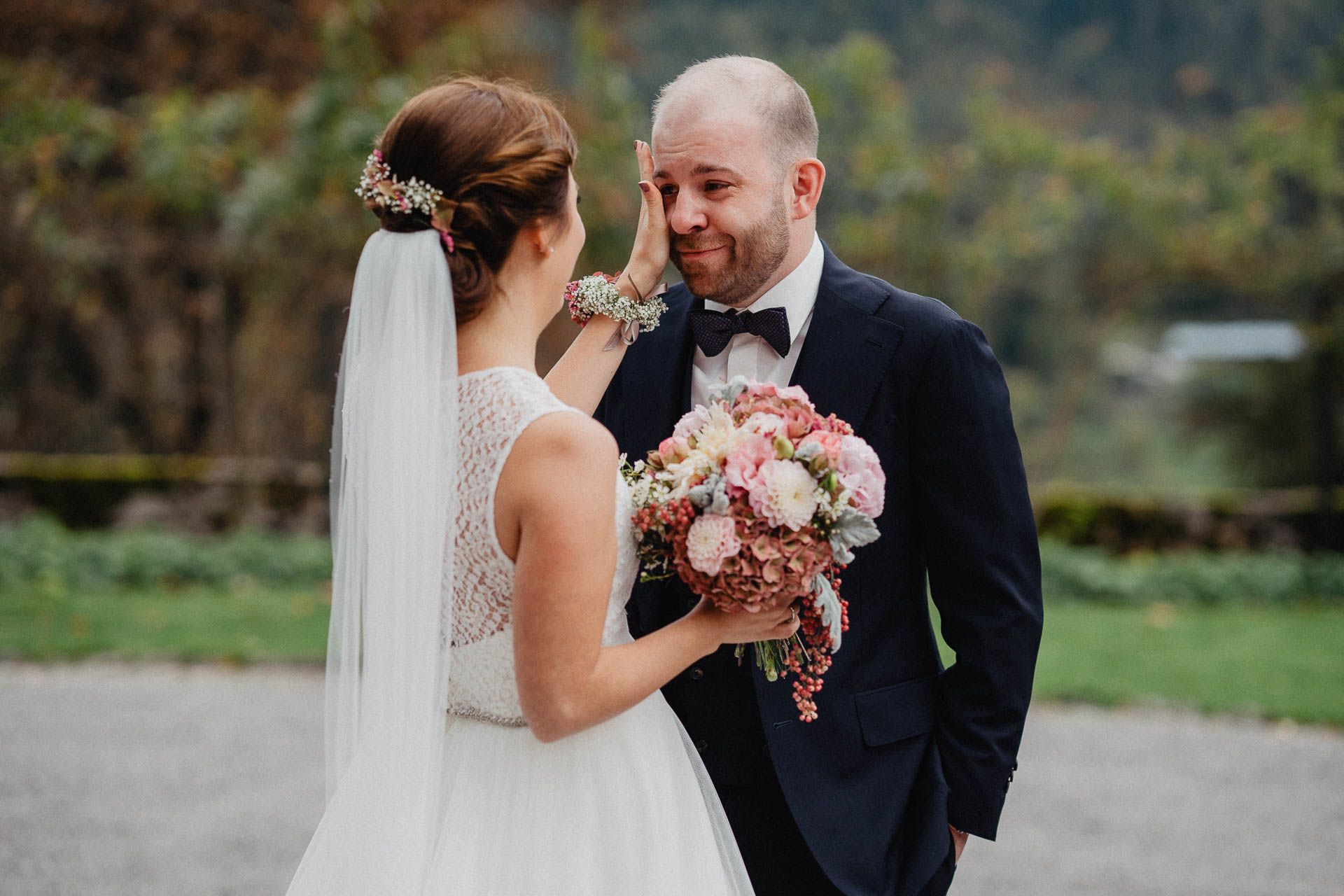 Romantische Schloss-Hochzeit im Schwarzwald auf Schloss Eberstein fotografiert von Lisa & Andi Photography. Braut und Bräutigam beim Paarshooting.