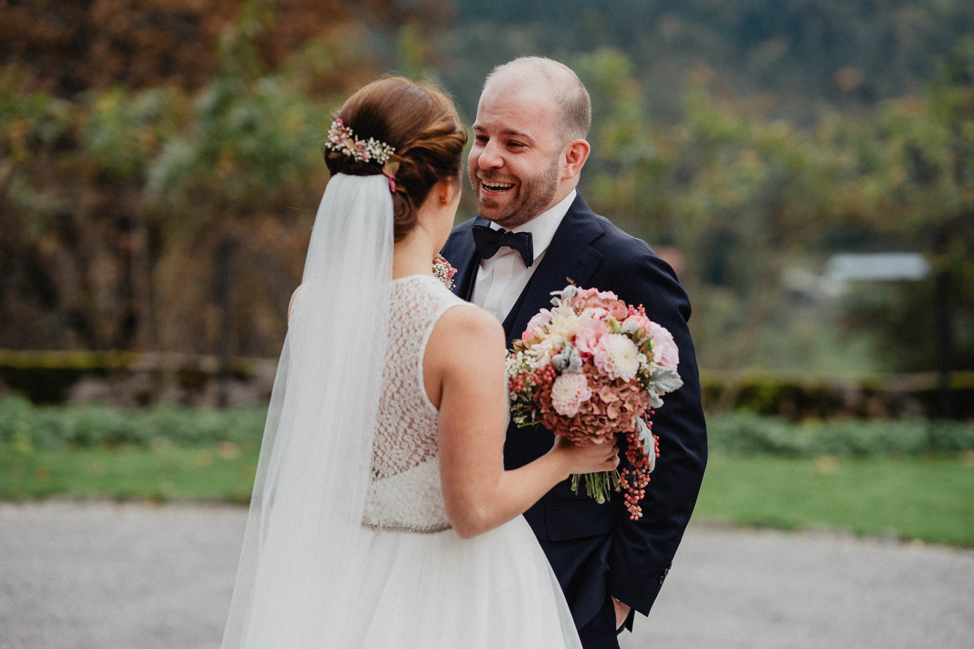 Romantische Schloss-Hochzeit im Schwarzwald auf Schloss Eberstein fotografiert von Lisa & Andi Photography. Braut und Bräutigam beim Paarshooting.