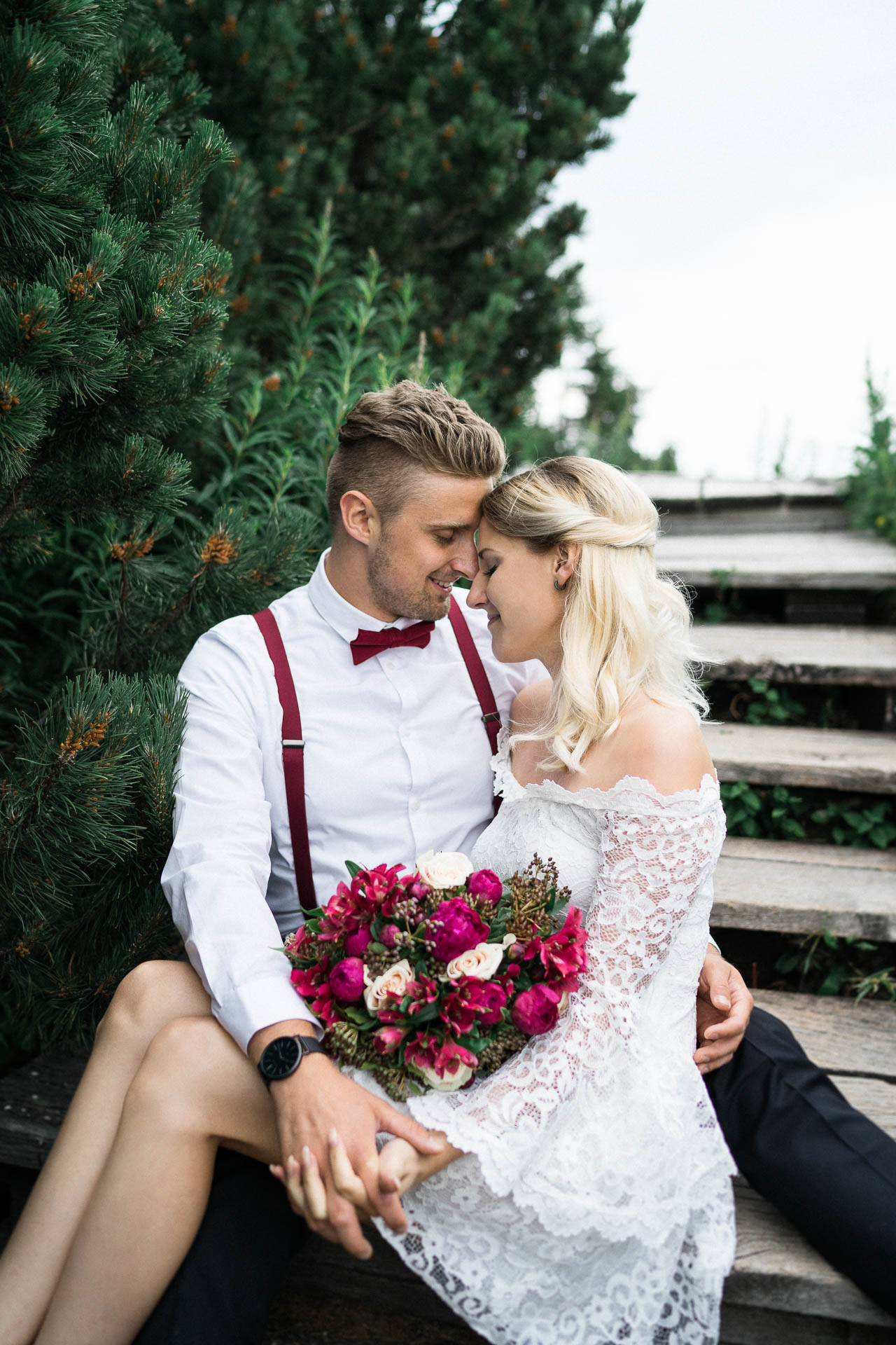 Braut und Bräutigam vor der Hochzeit im schönen Schwarzwald am Mummelsee fotografiert von Lisa & Andi Photography.