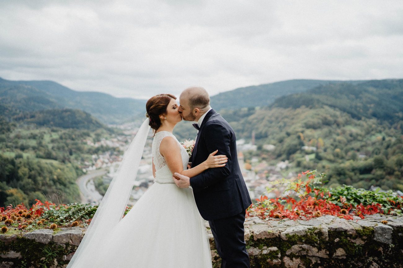 Romantische Schloss-Hochzeit im Schwarzwald auf Schloss Eberstein fotografiert von Lisa & Andi Photography. Braut und Bräutigam beim Paarshooting.
