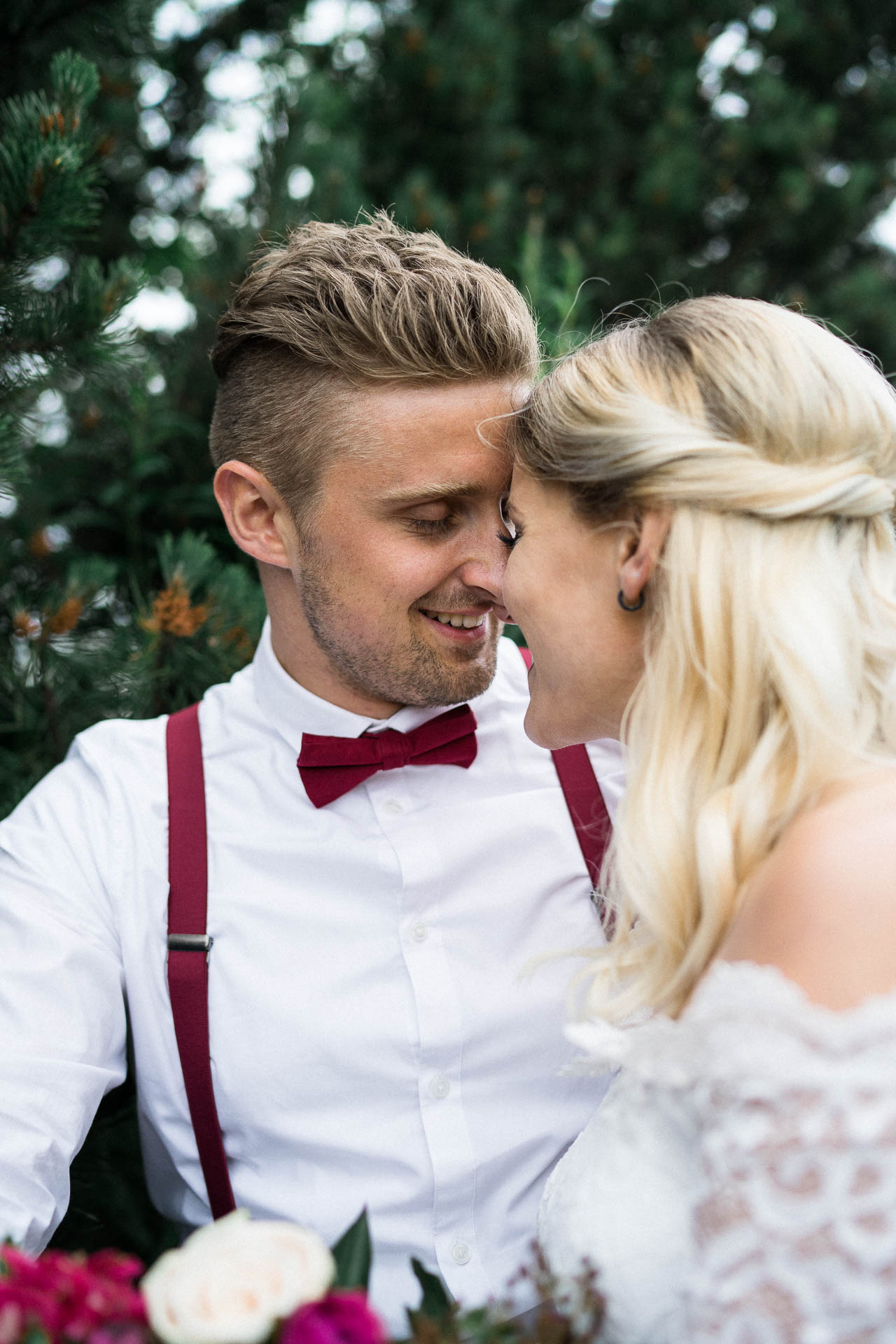 Braut und Bräutigam vor der Hochzeit im schönen Schwarzwald am Mummelsee fotografiert von Lisa & Andi Photography.