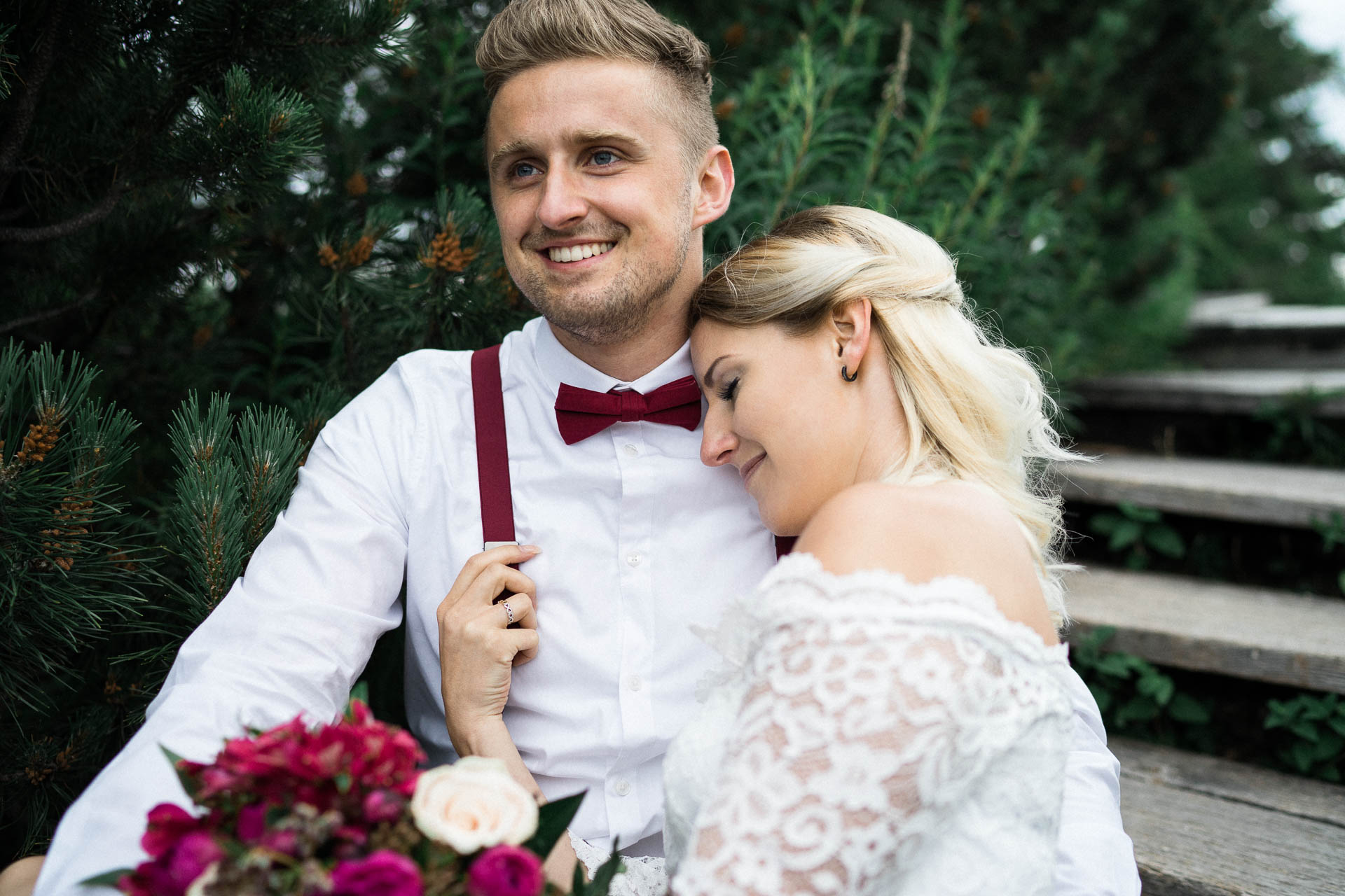 Braut und Bräutigam vor der Hochzeit im schönen Schwarzwald am Mummelsee fotografiert von Lisa & Andi Photography.