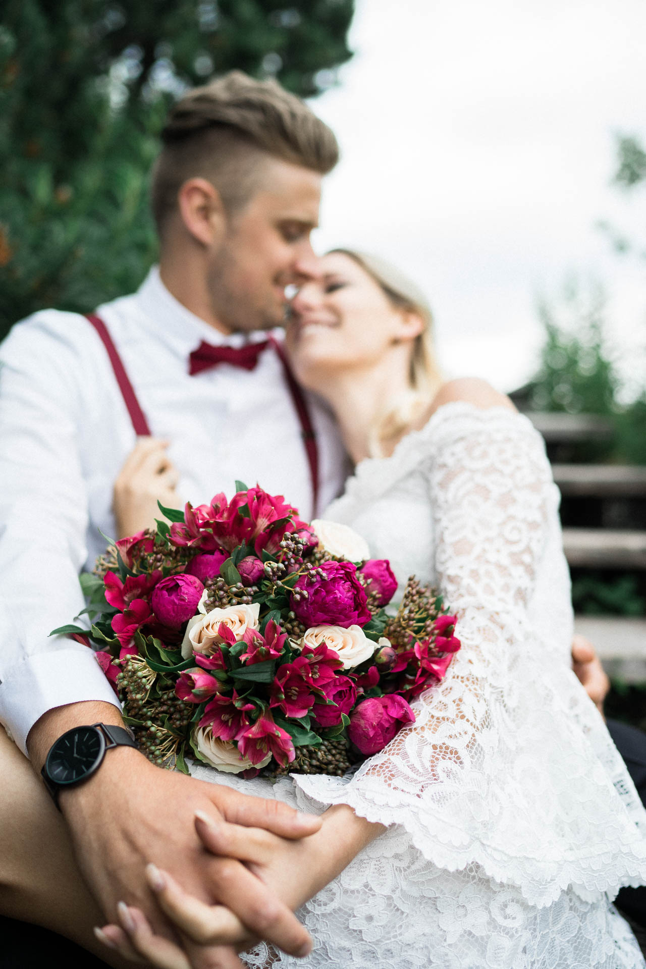 Braut und Bräutigam vor der Hochzeit im schönen Schwarzwald am Mummelsee fotografiert von Lisa & Andi Photography.