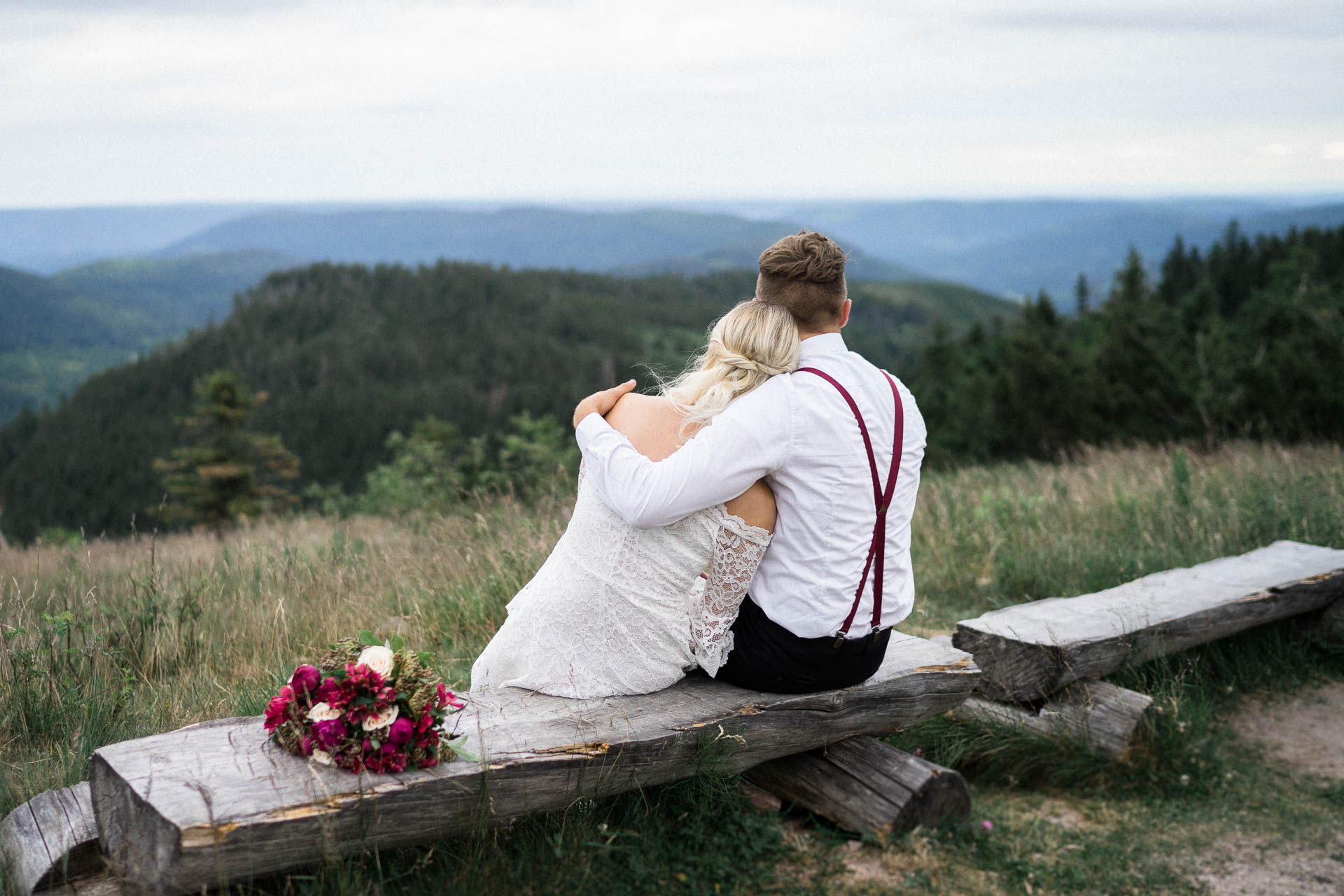 Braut und Bräutigam vor der Hochzeit im schönen Schwarzwald am Mummelsee fotografiert von Lisa & Andi Photography.