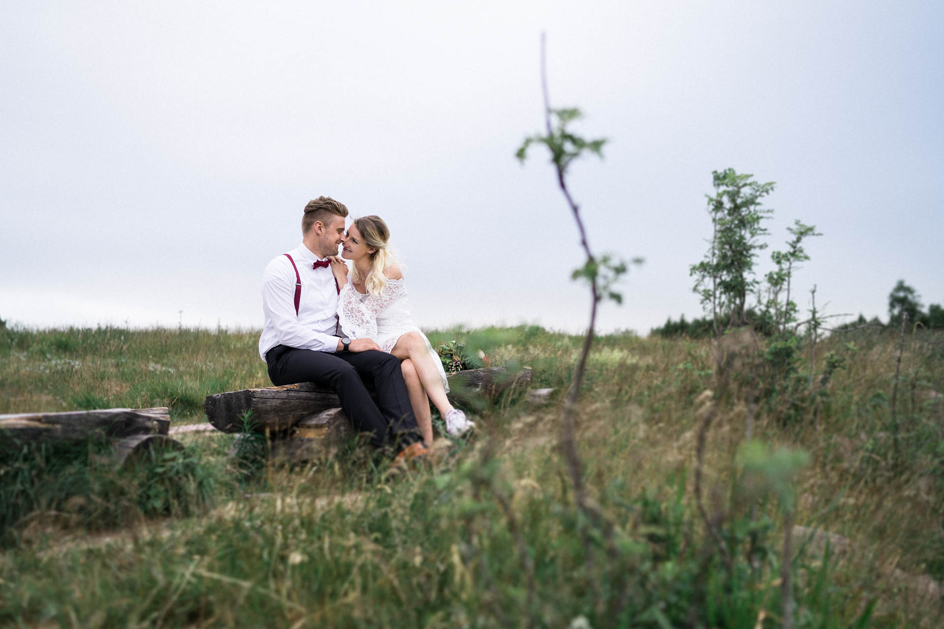 Braut und Bräutigam vor der Hochzeit im schönen Schwarzwald am Mummelsee fotografiert von Lisa & Andi Photography.