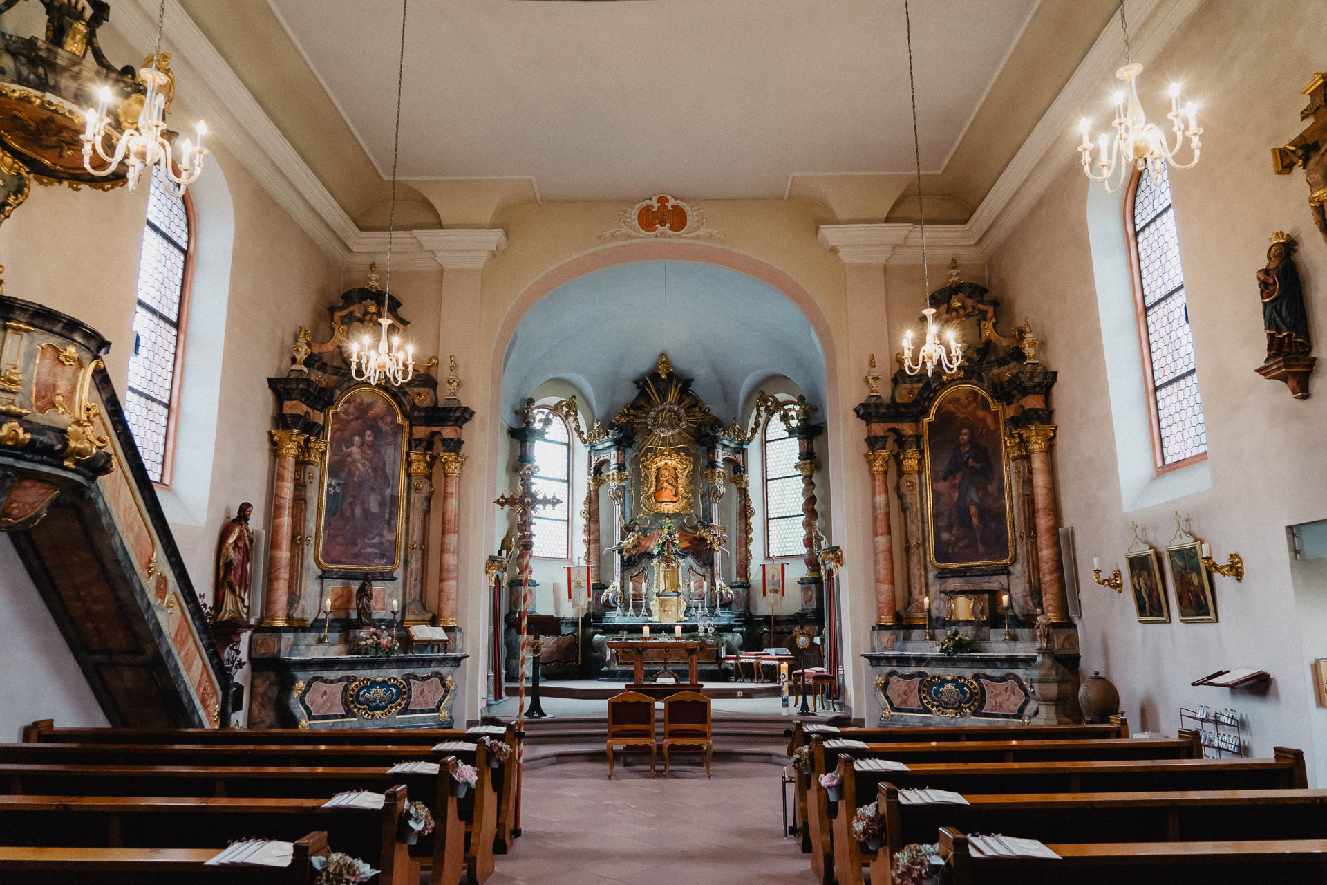 Romantische Schloss-Hochzeit im Schwarzwald auf Schloss Eberstein fotografiert von Lisa & Andi Photography. Schöne Hochzeitsdekoration von Arisi.