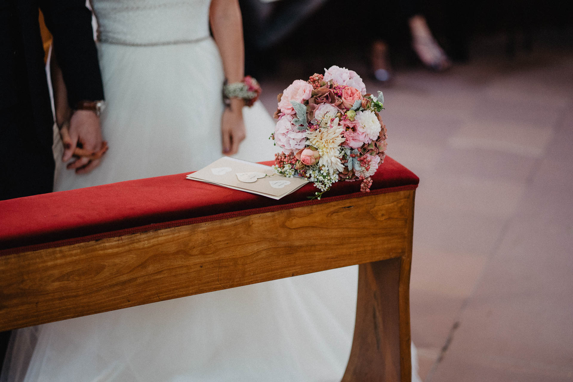 Romantische Schloss-Hochzeit im Schwarzwald auf Schloss Eberstein fotografiert von Lisa & Andi Photography. Schöne Hochzeitsdekoration von Arisi.