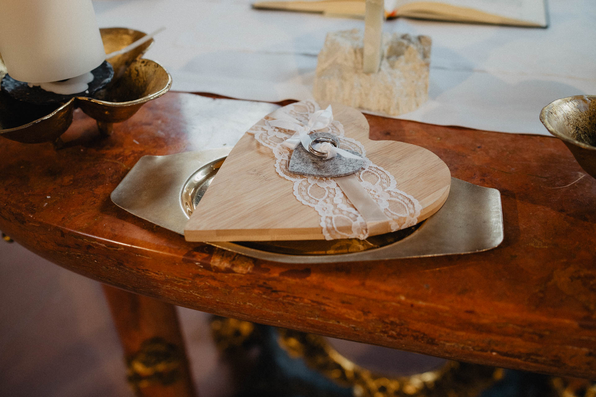 Romantische Schloss-Hochzeit im Schwarzwald auf Schloss Eberstein fotografiert von Lisa & Andi Photography. Schöne Hochzeitsdekoration von Arisi.