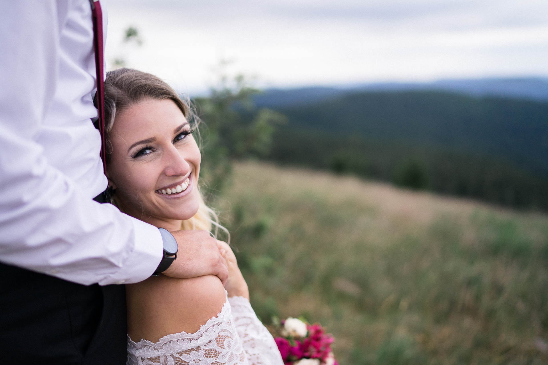 Braut und Bräutigam vor der Hochzeit im schönen Schwarzwald am Mummelsee fotografiert von Lisa & Andi Photography.