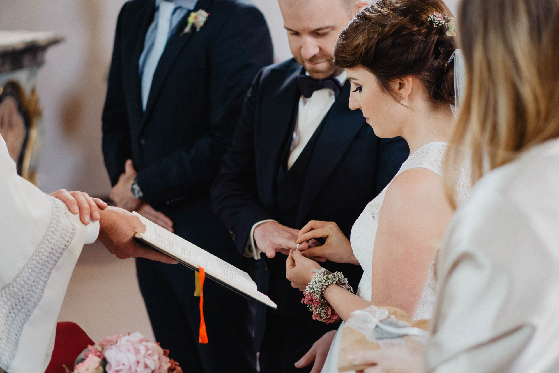 Romantische Schloss-Hochzeit im Schwarzwald auf Schloss Eberstein fotografiert von Lisa & Andi Photography. Schöne Hochzeitsdekoration von Arisi.