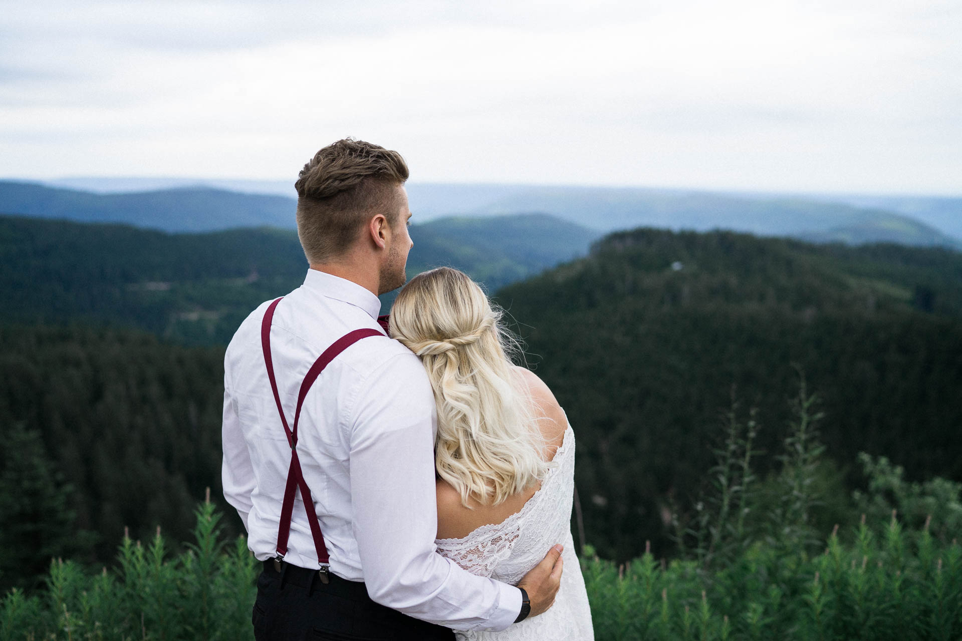 Braut und Bräutigam vor der Hochzeit im schönen Schwarzwald am Mummelsee fotografiert von Lisa & Andi Photography.