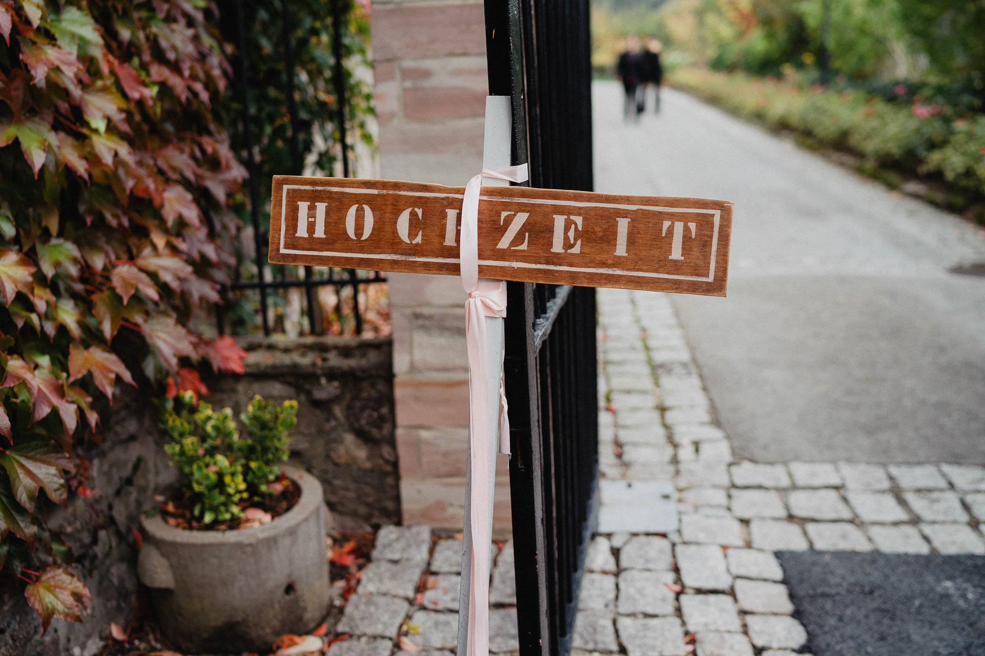 Romantische Schloss-Hochzeit im Schwarzwald auf Schloss Eberstein fotografiert von Lisa & Andi Photography. Schöne Hochzeitsdekoration von Arisi.