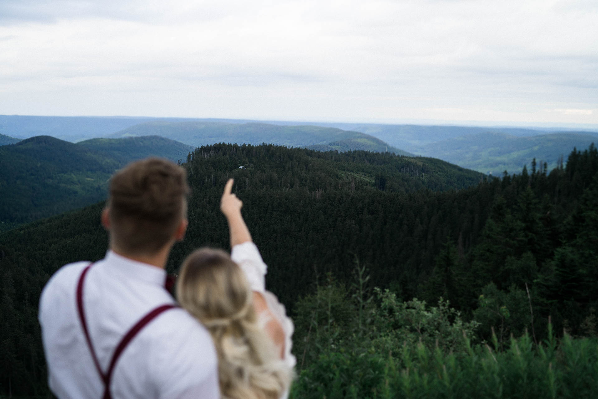 Braut und Bräutigam vor der Hochzeit im schönen Schwarzwald am Mummelsee fotografiert von Lisa & Andi Photography.