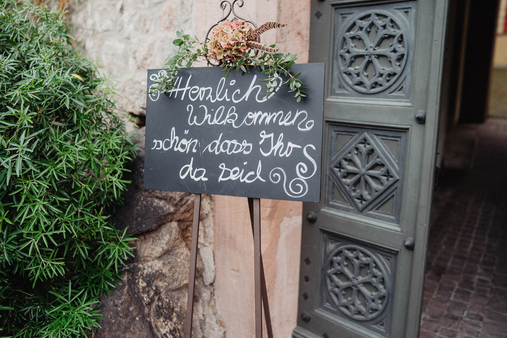 Romantische Schloss-Hochzeit im Schwarzwald auf Schloss Eberstein fotografiert von Lisa & Andi Photography. Schöne Hochzeitsdekoration von Arisi.