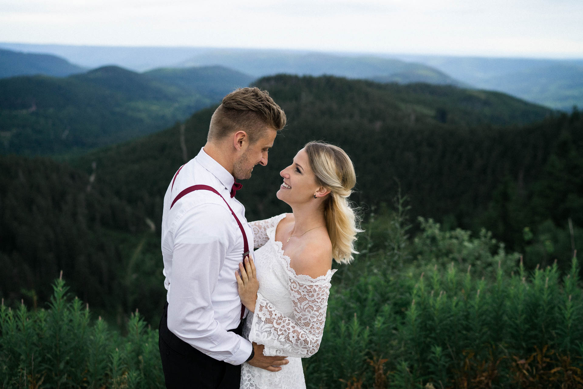 Braut und Bräutigam vor der Hochzeit im schönen Schwarzwald am Mummelsee fotografiert von Lisa & Andi Photography.