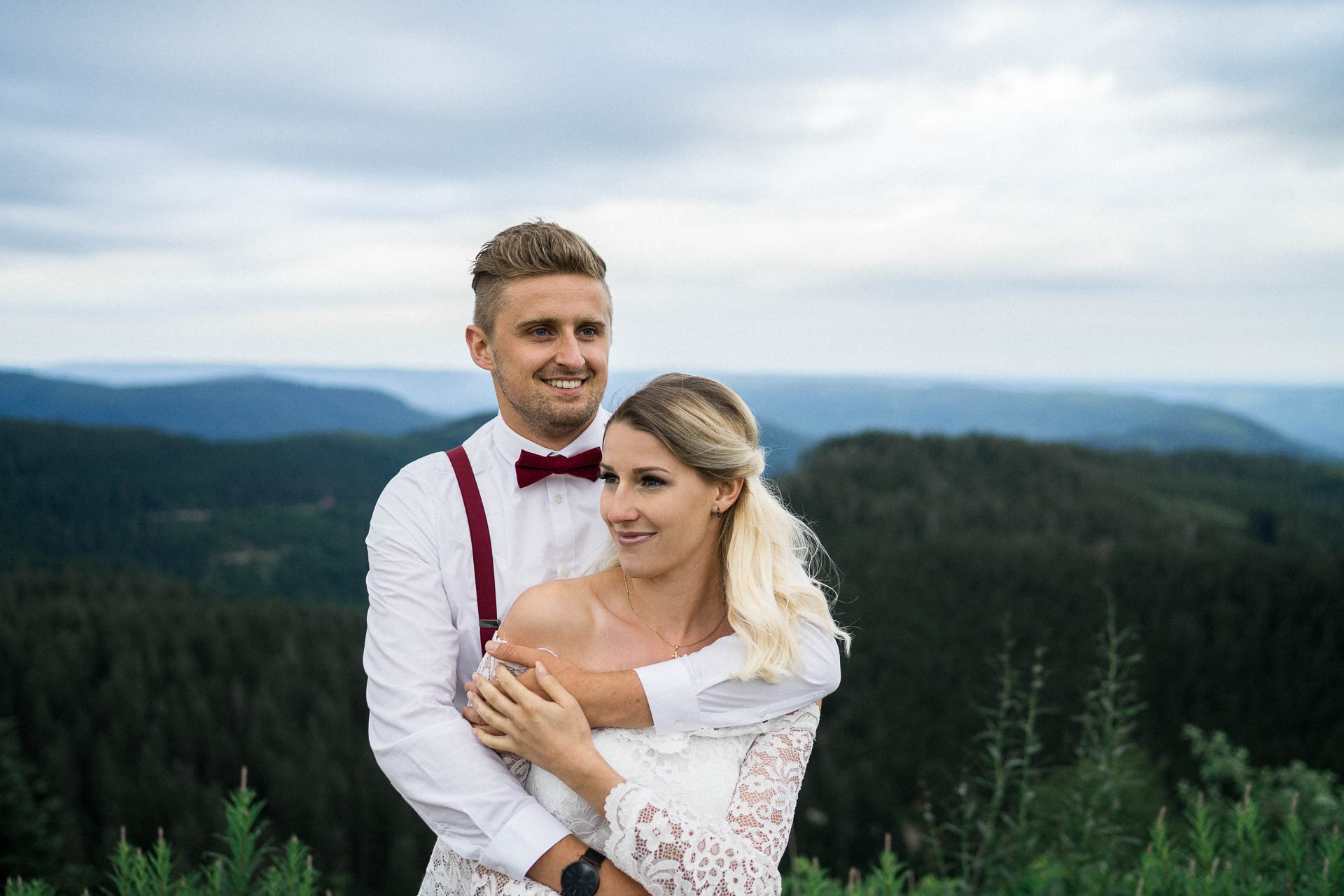 Braut und Bräutigam vor der Hochzeit im schönen Schwarzwald am Mummelsee fotografiert von Lisa & Andi Photography.