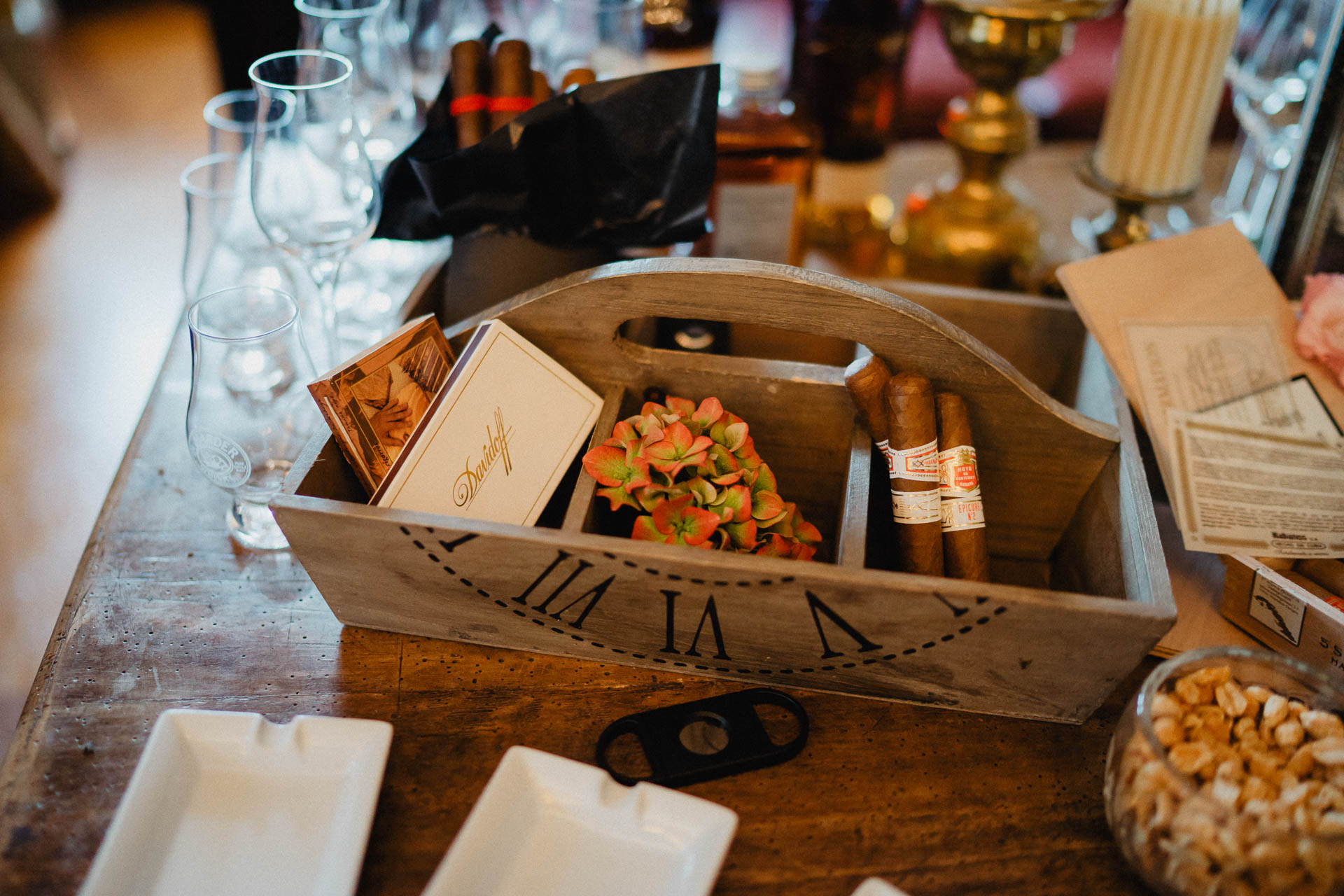 Romantische Schloss-Hochzeit im Schwarzwald auf Schloss Eberstein fotografiert von Lisa & Andi Photography. Schöne Hochzeitsdekoration von Arisi.