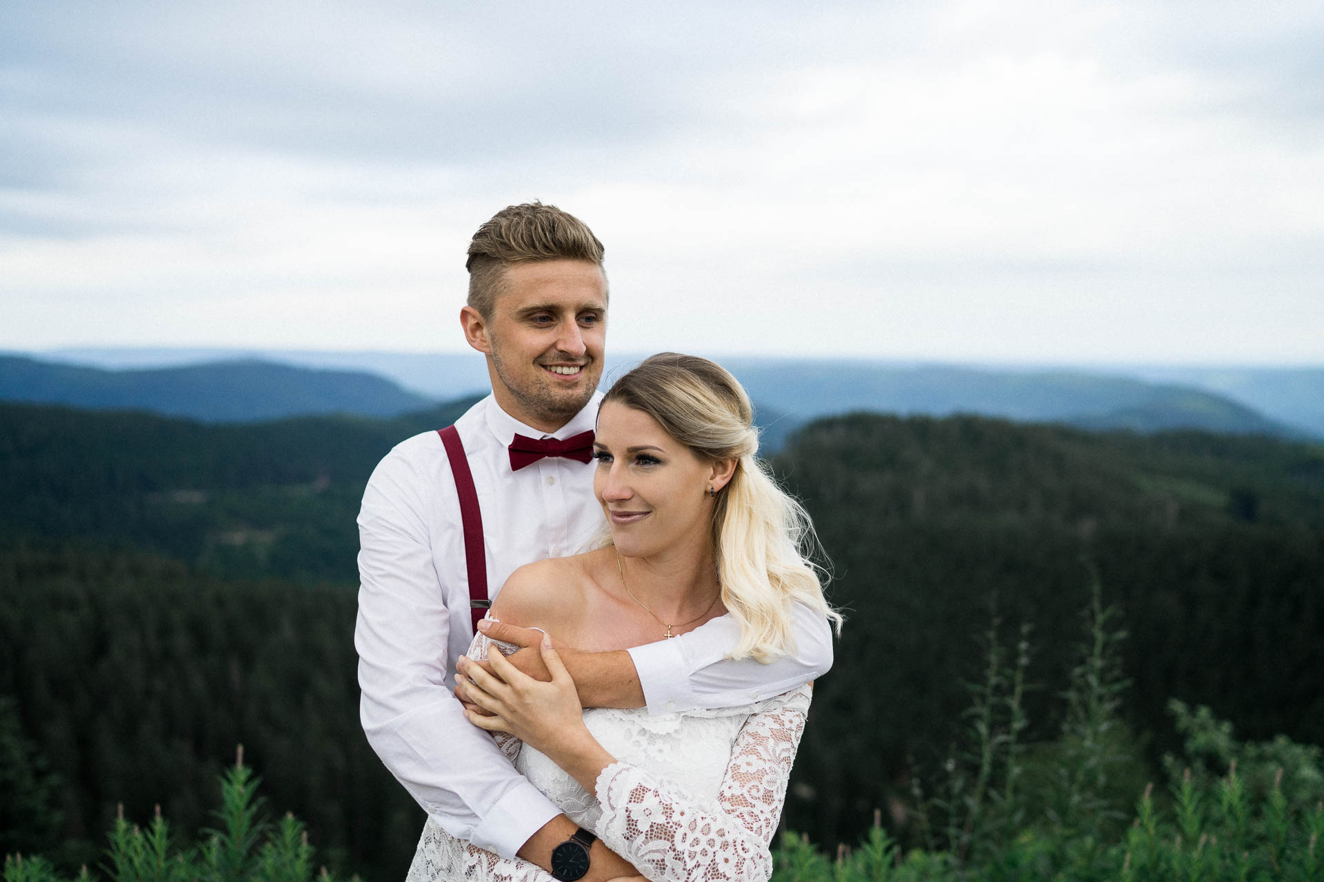 Braut und Bräutigam vor der Hochzeit im schönen Schwarzwald am Mummelsee fotografiert von Lisa & Andi Photography.