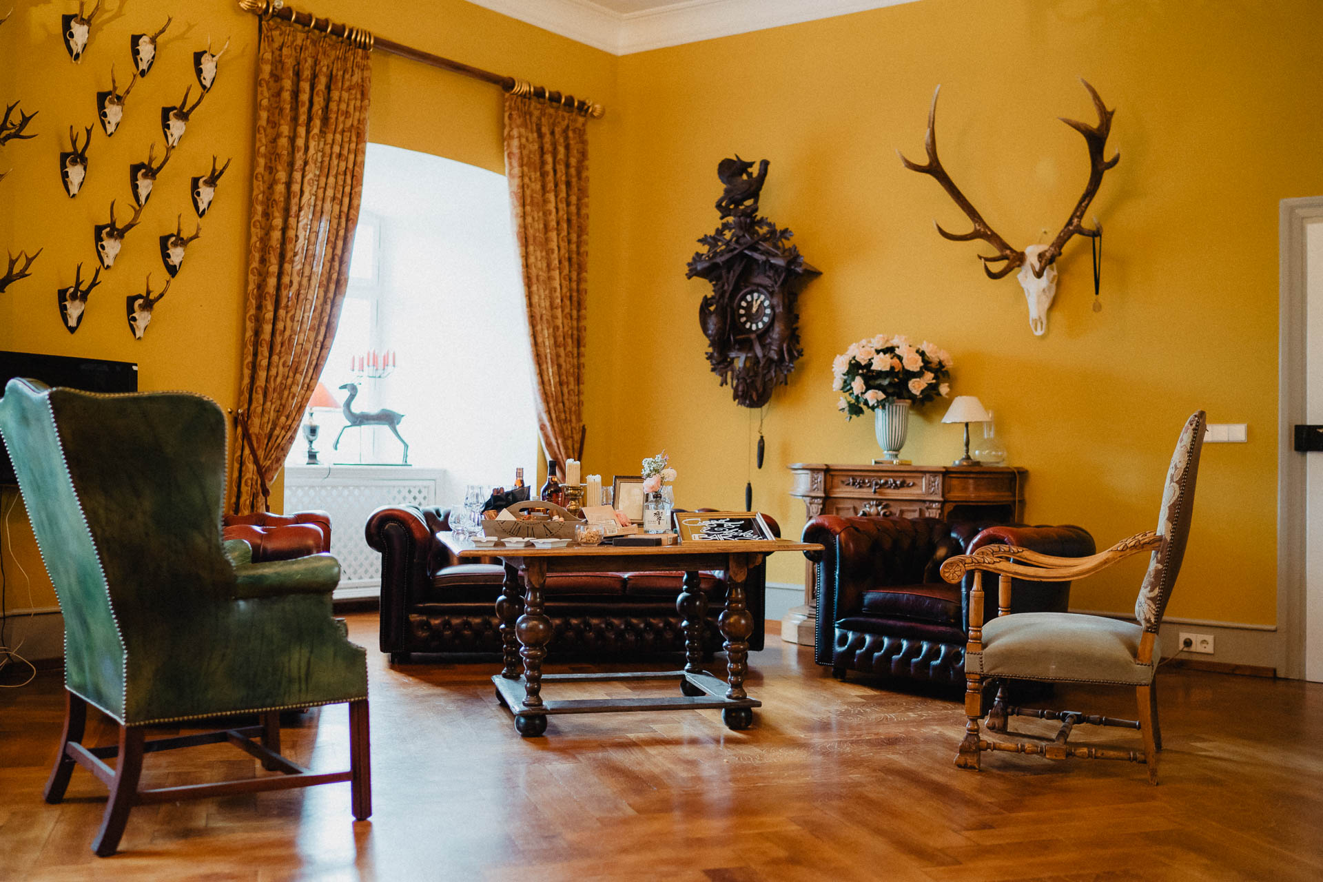 Romantische Schloss-Hochzeit im Schwarzwald auf Schloss Eberstein fotografiert von Lisa & Andi Photography. Schöne Hochzeitsdekoration von Arisi.