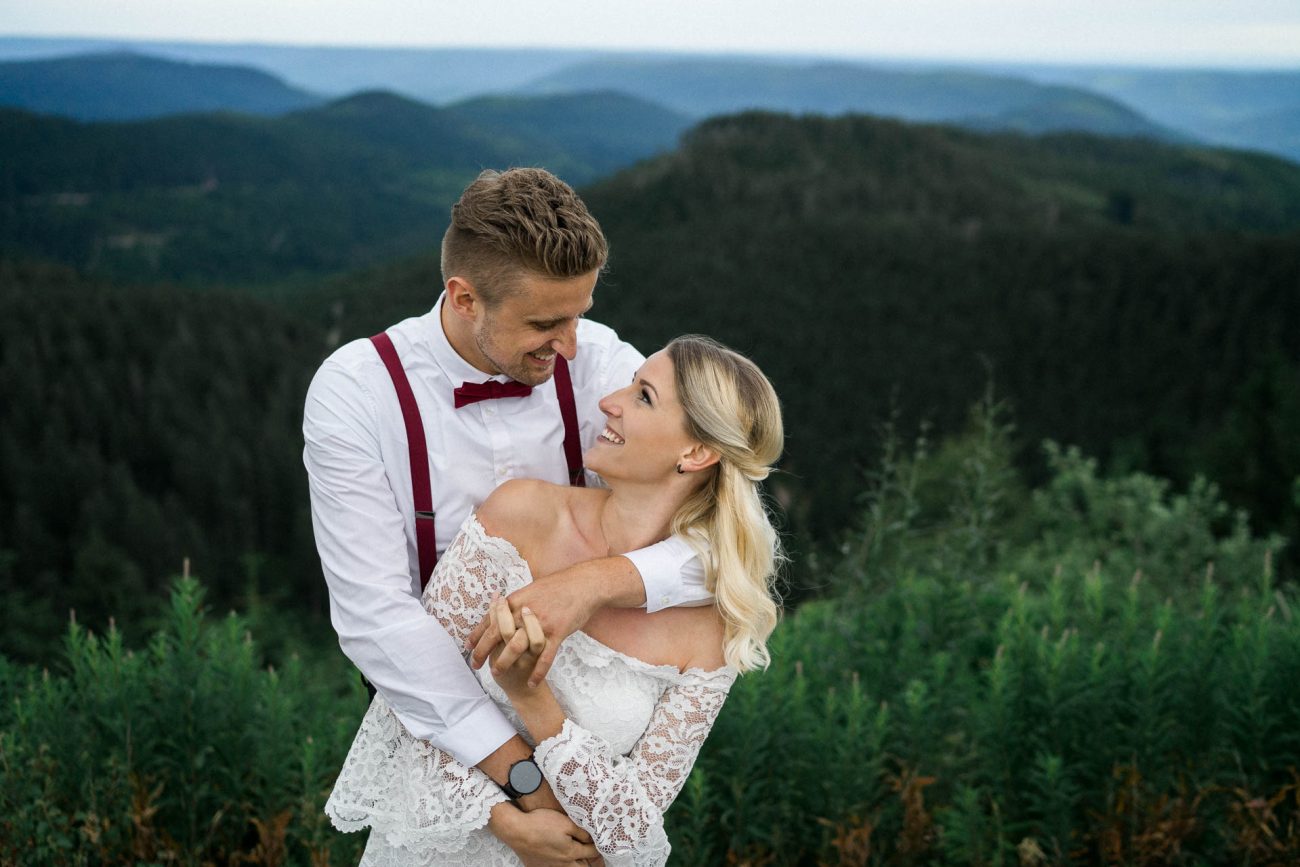 Braut und Bräutigam vor der Hochzeit im schönen Schwarzwald am Mummelsee fotografiert von Lisa & Andi Photography.