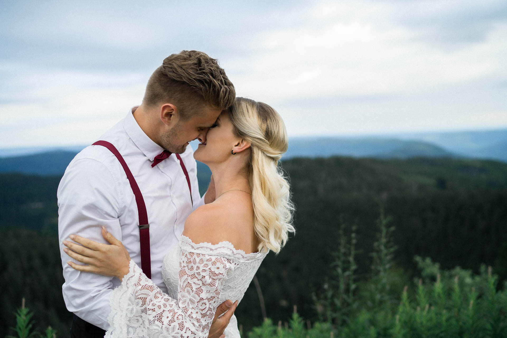 Braut und Bräutigam vor der Hochzeit im schönen Schwarzwald am Mummelsee fotografiert von Lisa & Andi Photography.