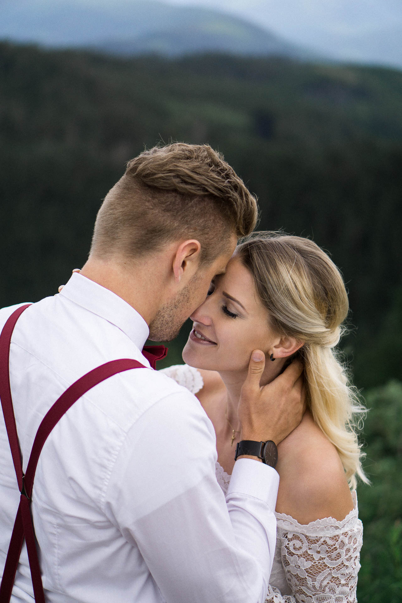 Braut und Bräutigam vor der Hochzeit im schönen Schwarzwald am Mummelsee fotografiert von Lisa & Andi Photography.