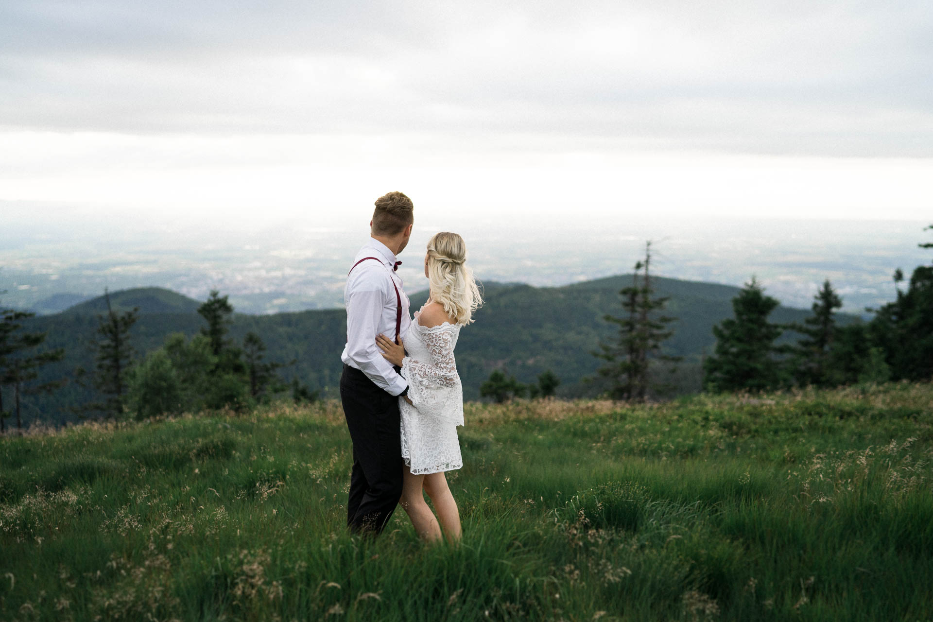 Braut und Bräutigam vor der Hochzeit im schönen Schwarzwald am Mummelsee fotografiert von Lisa & Andi Photography.