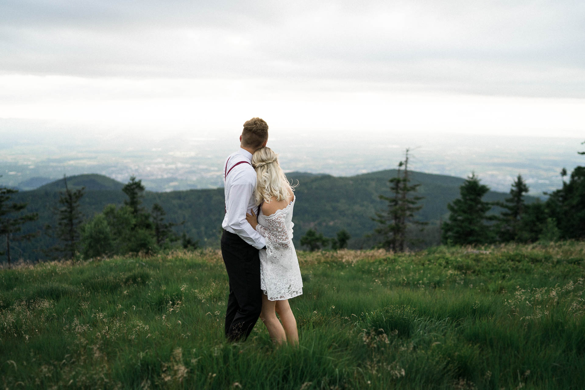 Braut und Bräutigam vor der Hochzeit im schönen Schwarzwald am Mummelsee fotografiert von Lisa & Andi Photography.