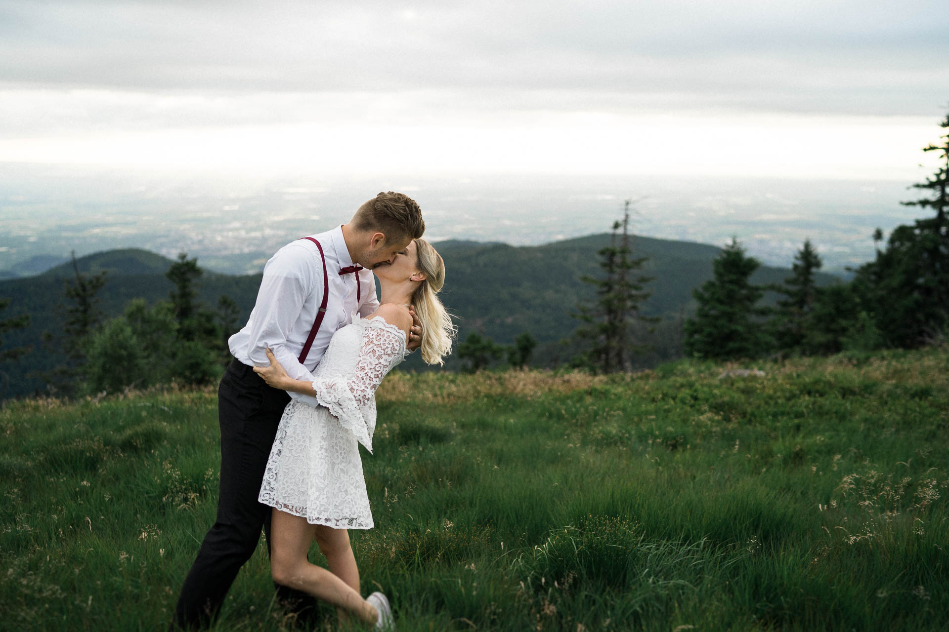 Braut und Bräutigam vor der Hochzeit im schönen Schwarzwald am Mummelsee fotografiert von Lisa & Andi Photography.