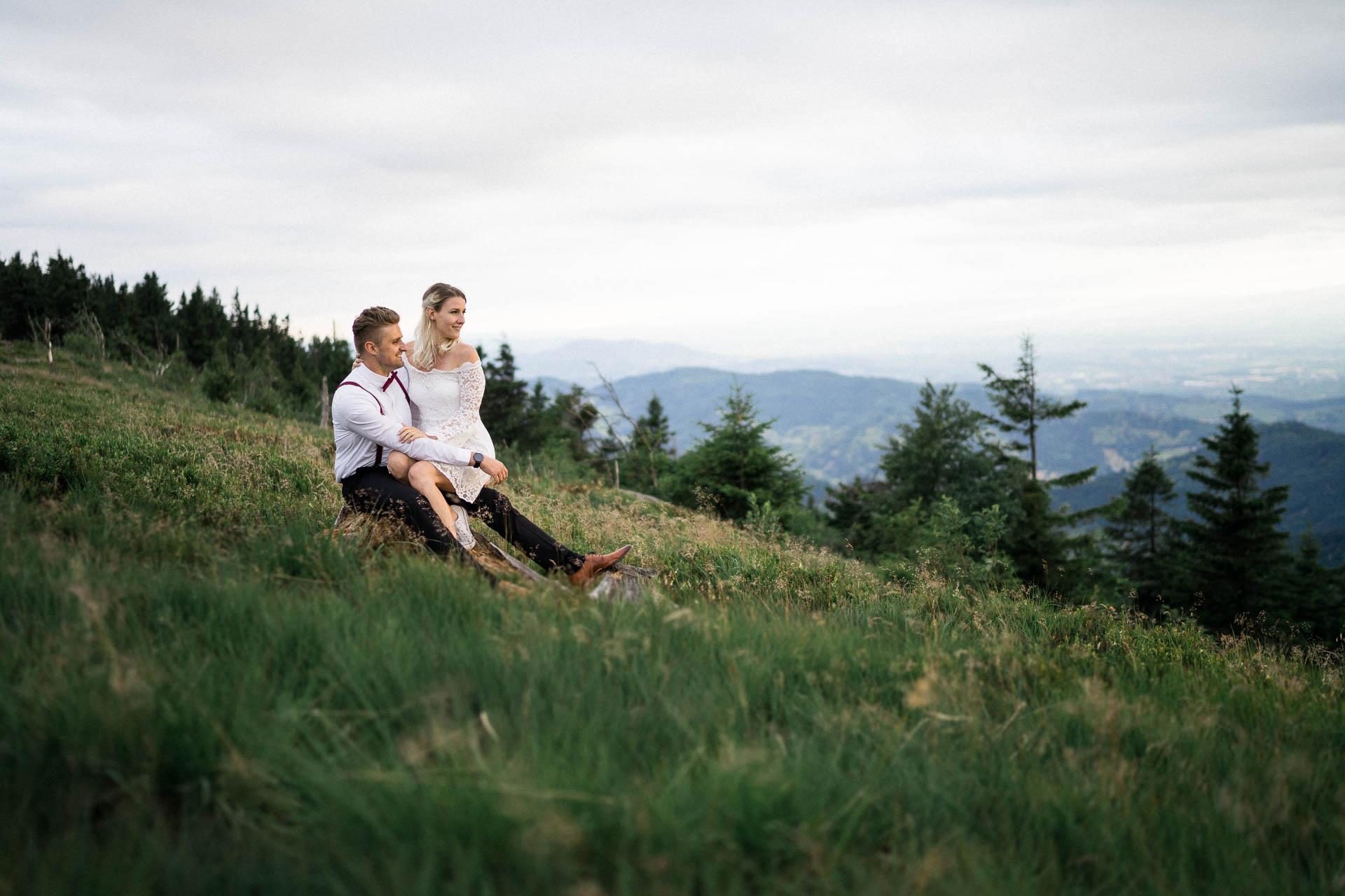 Braut und Bräutigam vor der Hochzeit im schönen Schwarzwald am Mummelsee fotografiert von Lisa & Andi Photography.