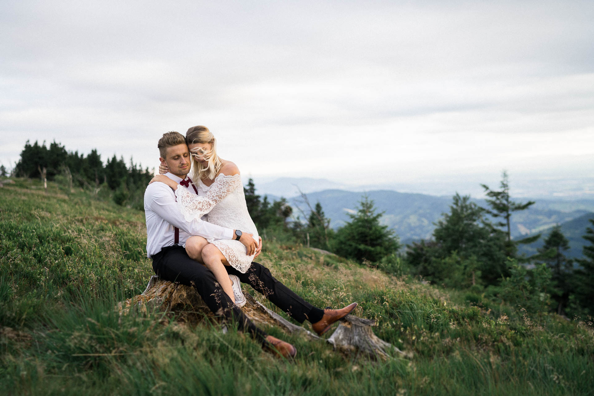 Braut und Bräutigam vor der Hochzeit im schönen Schwarzwald am Mummelsee fotografiert von Lisa & Andi Photography.