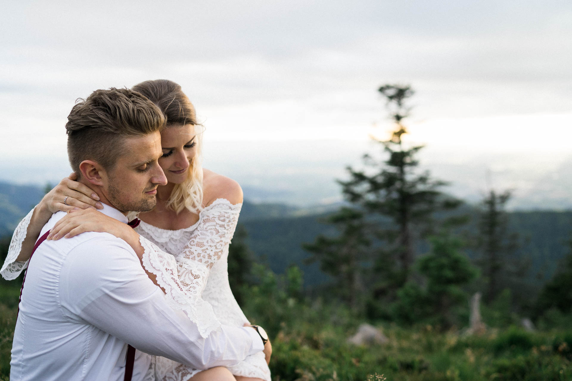 Braut und Bräutigam vor der Hochzeit im schönen Schwarzwald am Mummelsee fotografiert von Lisa & Andi Photography.