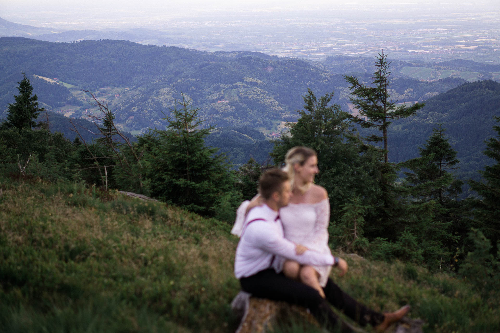 Braut und Bräutigam vor der Hochzeit im schönen Schwarzwald am Mummelsee fotografiert von Lisa & Andi Photography.