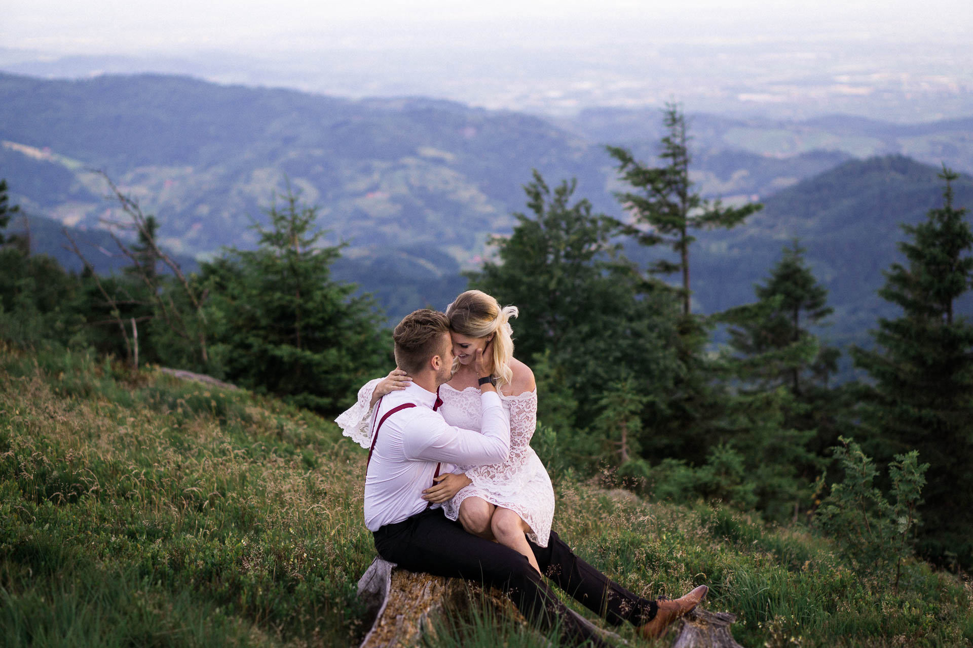 Braut und Bräutigam vor der Hochzeit im schönen Schwarzwald am Mummelsee fotografiert von Lisa & Andi Photography.