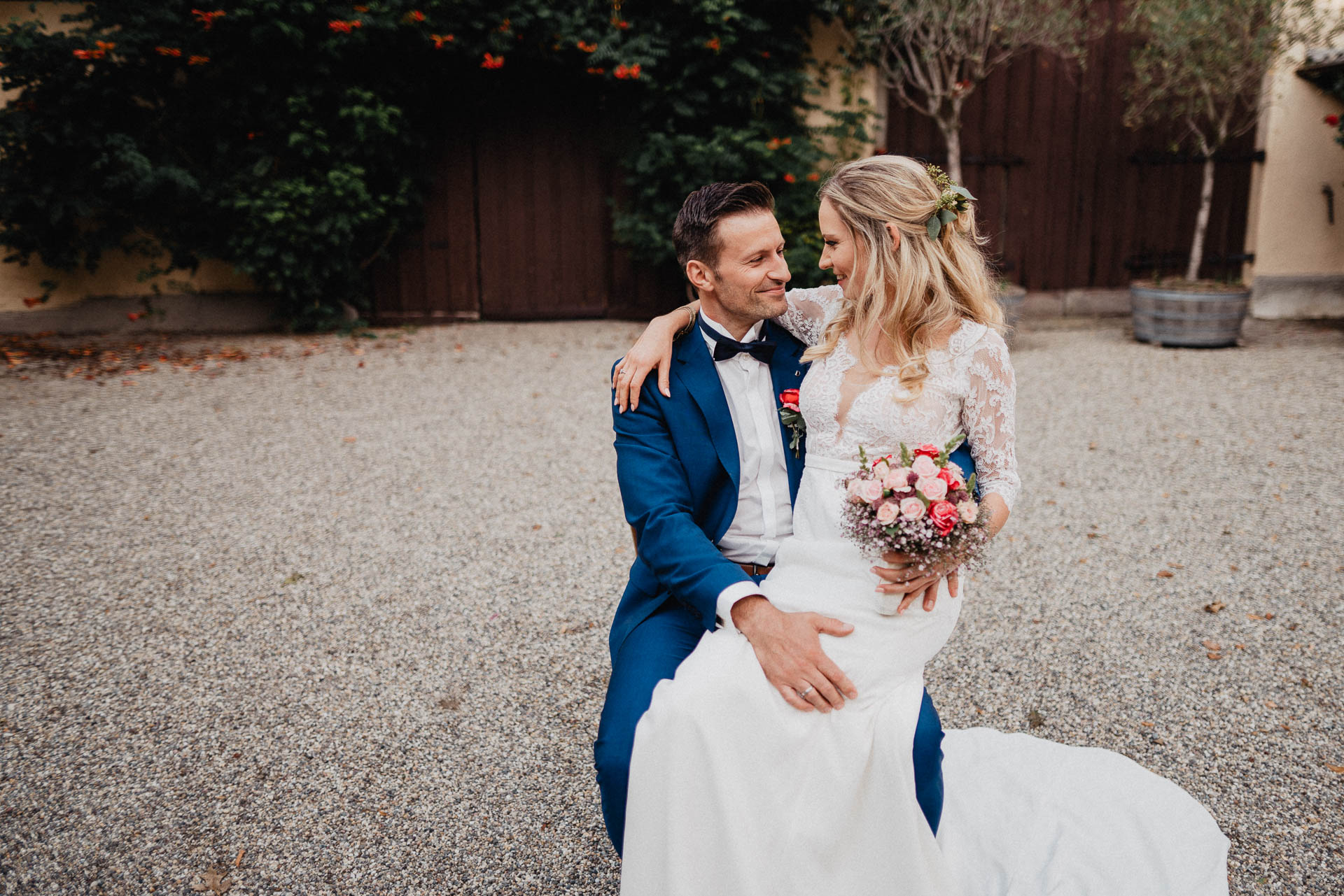 Freie Trauung auf dem Weingut Nägelsförst fotografiert von Lisa & Andi Photography. Braut und Bräutigam beim Paarshooting.